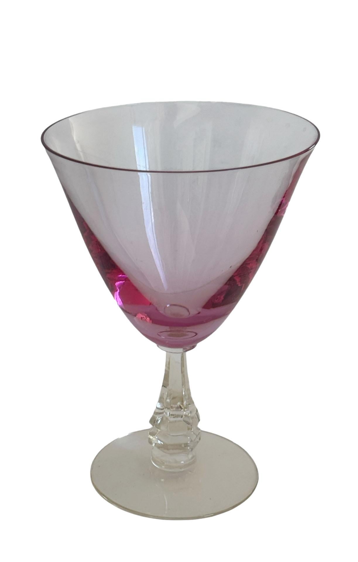 Un'affascinante coppia di bicchieri da Martini rosa con stelo trasparente. Questi occhiali combinano uno stile senza tempo con una bellezza funzionale. Una scelta perfetta per un bar vintage. Circa anni '40. 