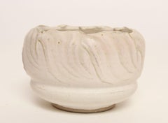 Vaso / fioriera in ceramica incisa rosa opaca vintage di Deanna Nichols
