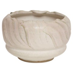 Vaso / fioriera in ceramica incisa rosa opaca vintage di Deanna Nichols
