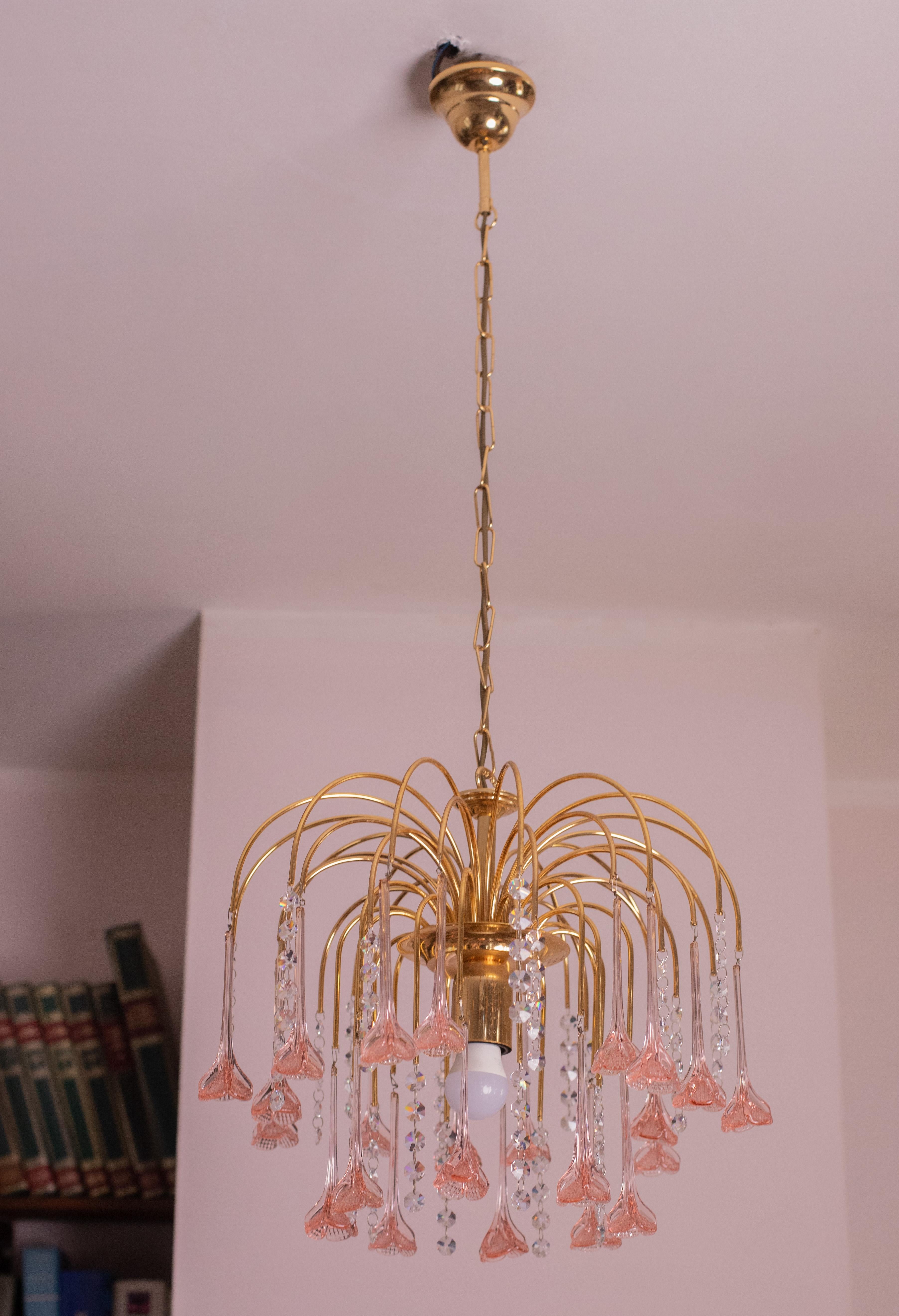 Murano chandelier with pink flowers in Hollywood Regency style. This beautiful luxury Murano glass chandelier is a design in the style of Paolo Venini. With its romantic glass flowers, it is truly a joy to behold. The chandelier consists of three