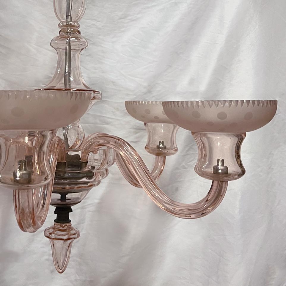 Lampadario a 5 luci di Murano rosa italiano degli anni '50 circa.

Misure:
Altezza: 32