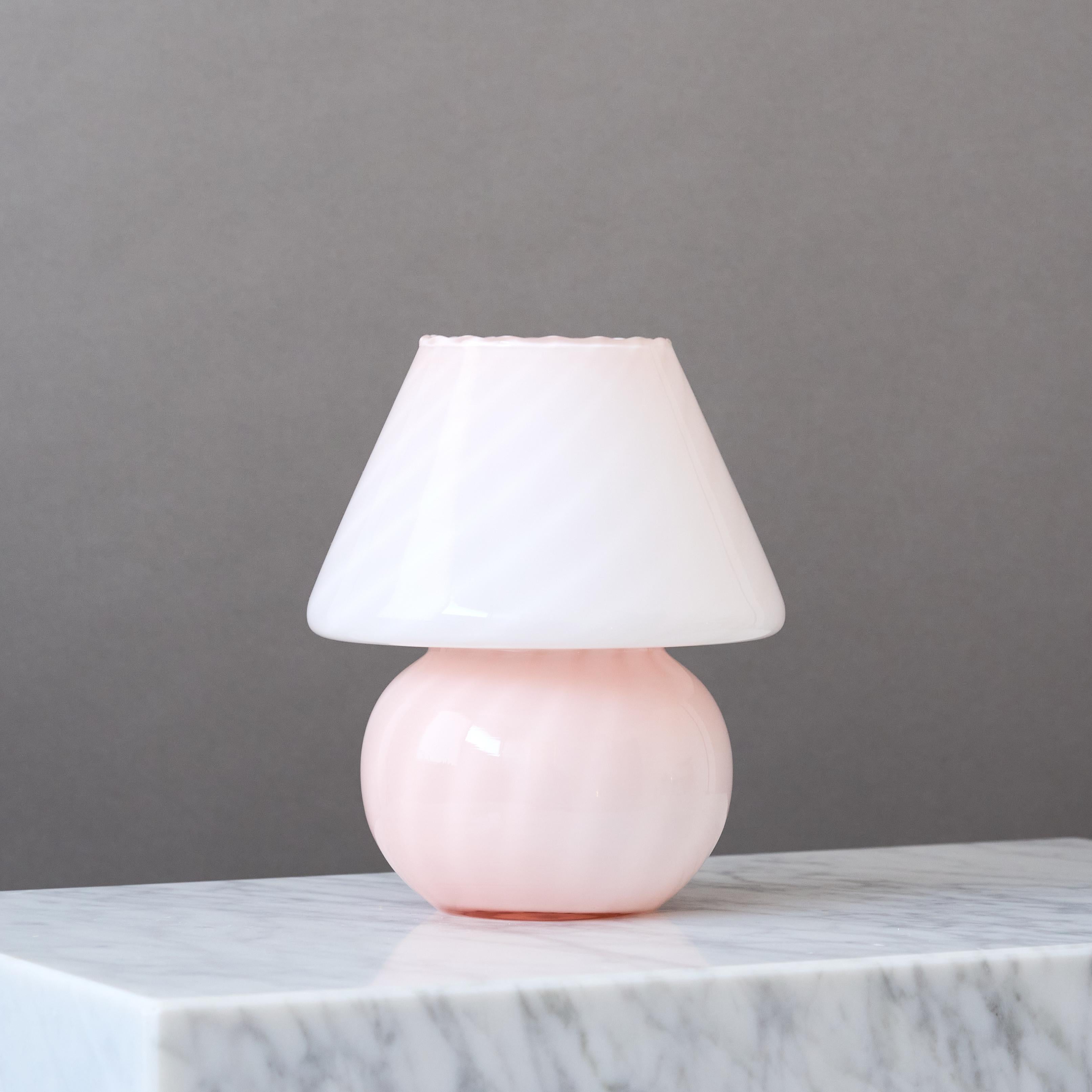 Lámpara de mesa vintage de cristal en forma de seta rosa remolino.
Fabricado en Murano. Italia, años 70.

Gran estado original. 

Fuente de luz: Bombilla de rosca E14.
Enciende el cable blanco. 

