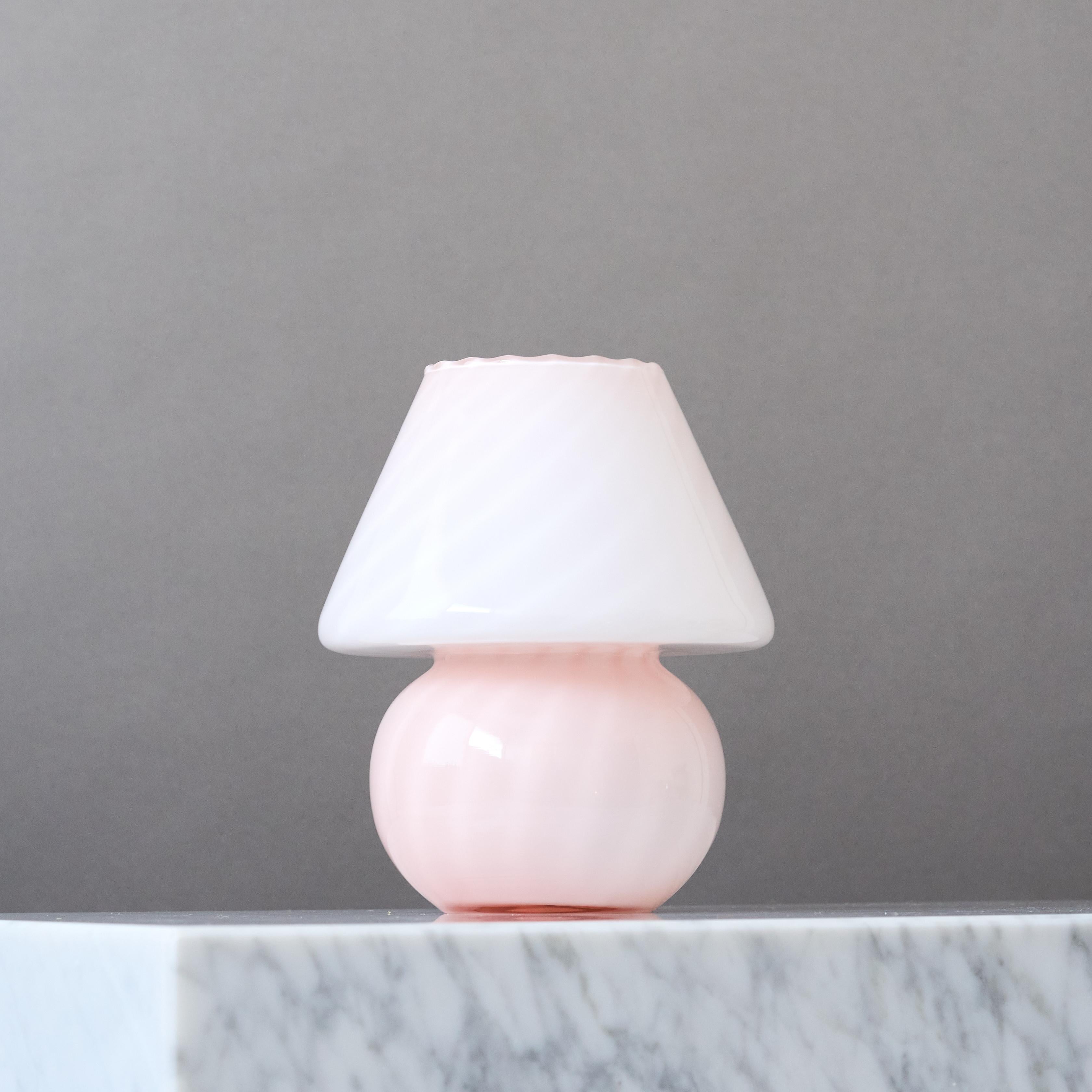 Lámpara de sobremesa vintage de cristal rosa de Murano en forma de seta, Italia, años 70 Moderno de mediados de siglo en venta