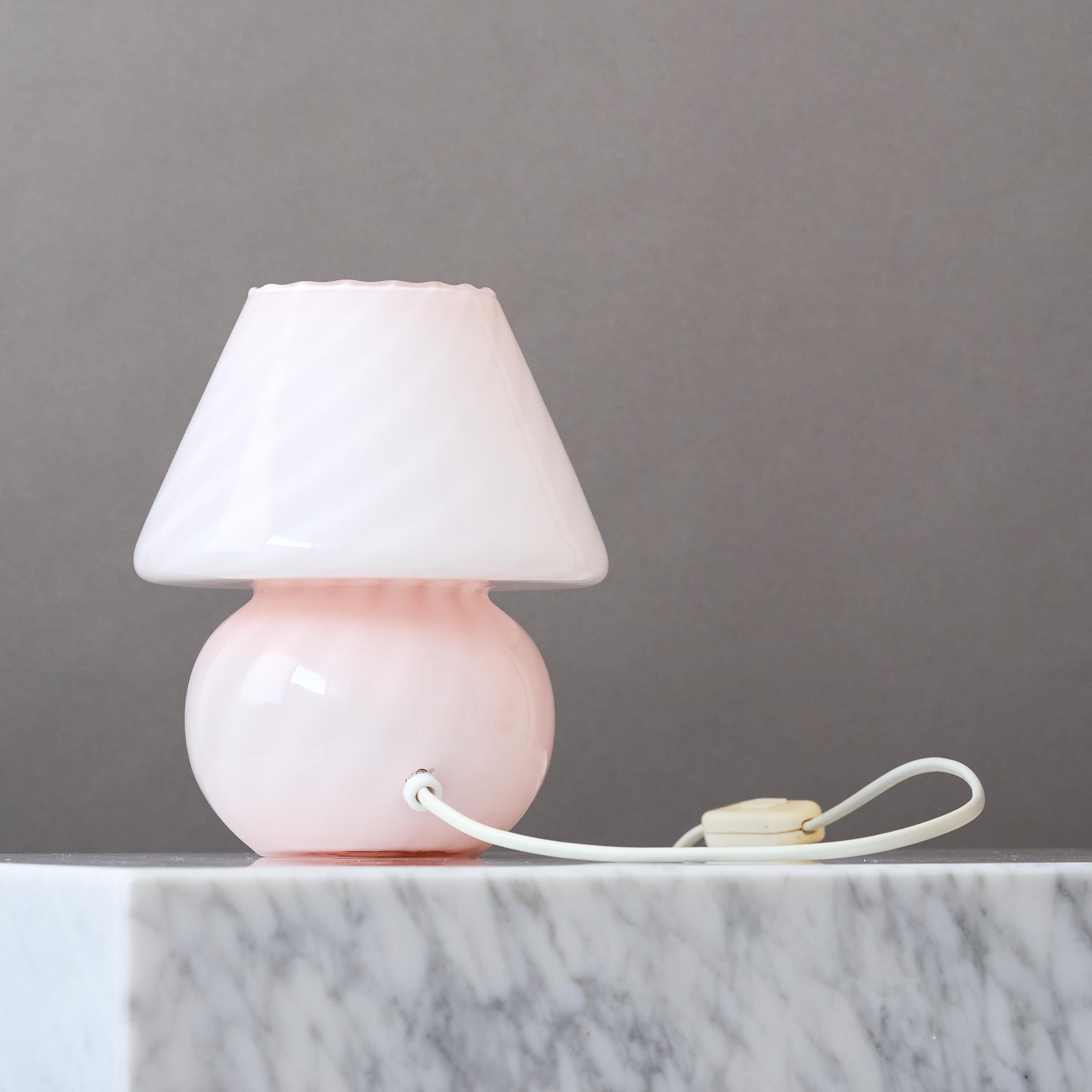 Lámpara de sobremesa vintage de cristal rosa de Murano en forma de seta, Italia, años 70 Hecho a mano en venta