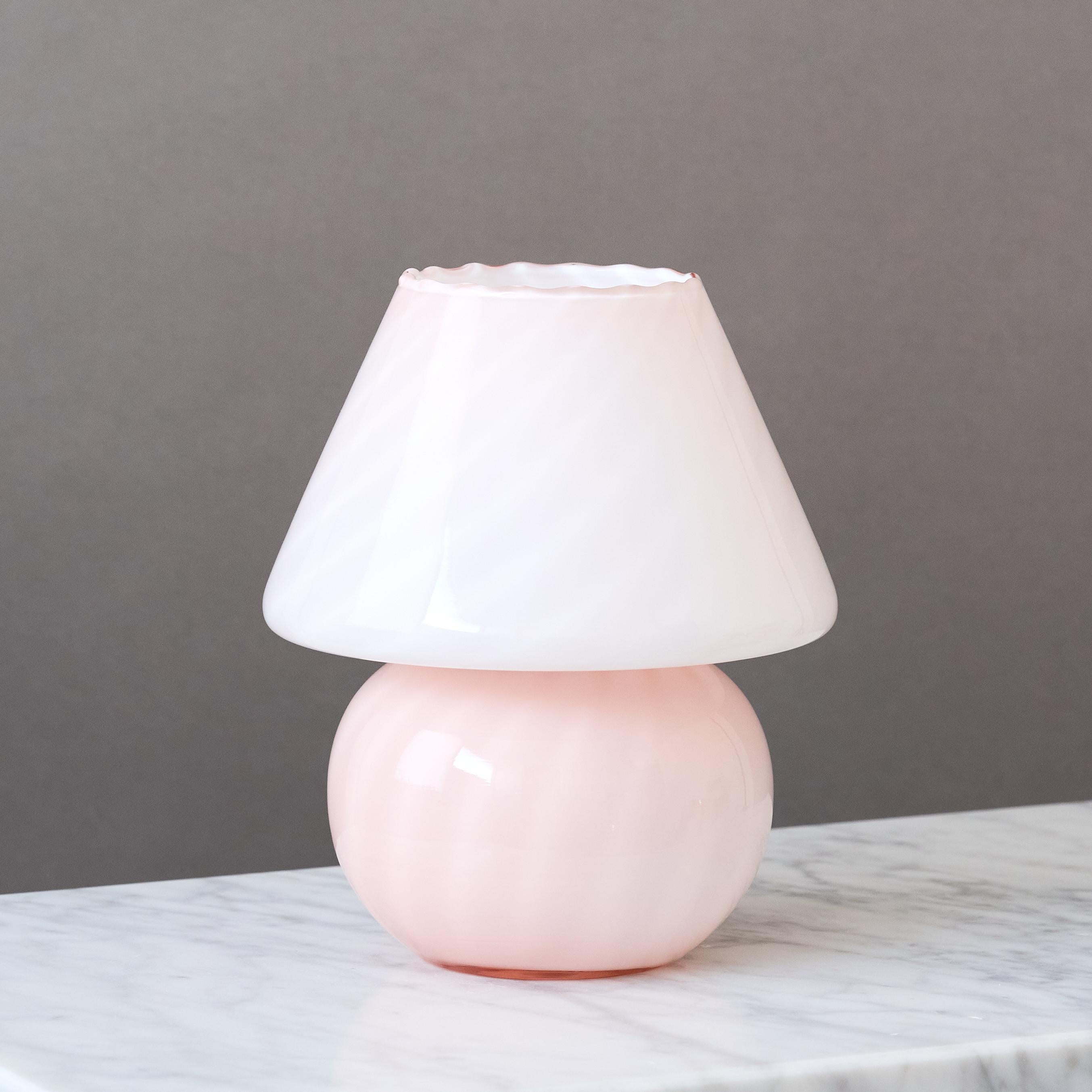 Lámpara de sobremesa vintage de cristal rosa de Murano en forma de seta, Italia, años 70 Vidrio en venta