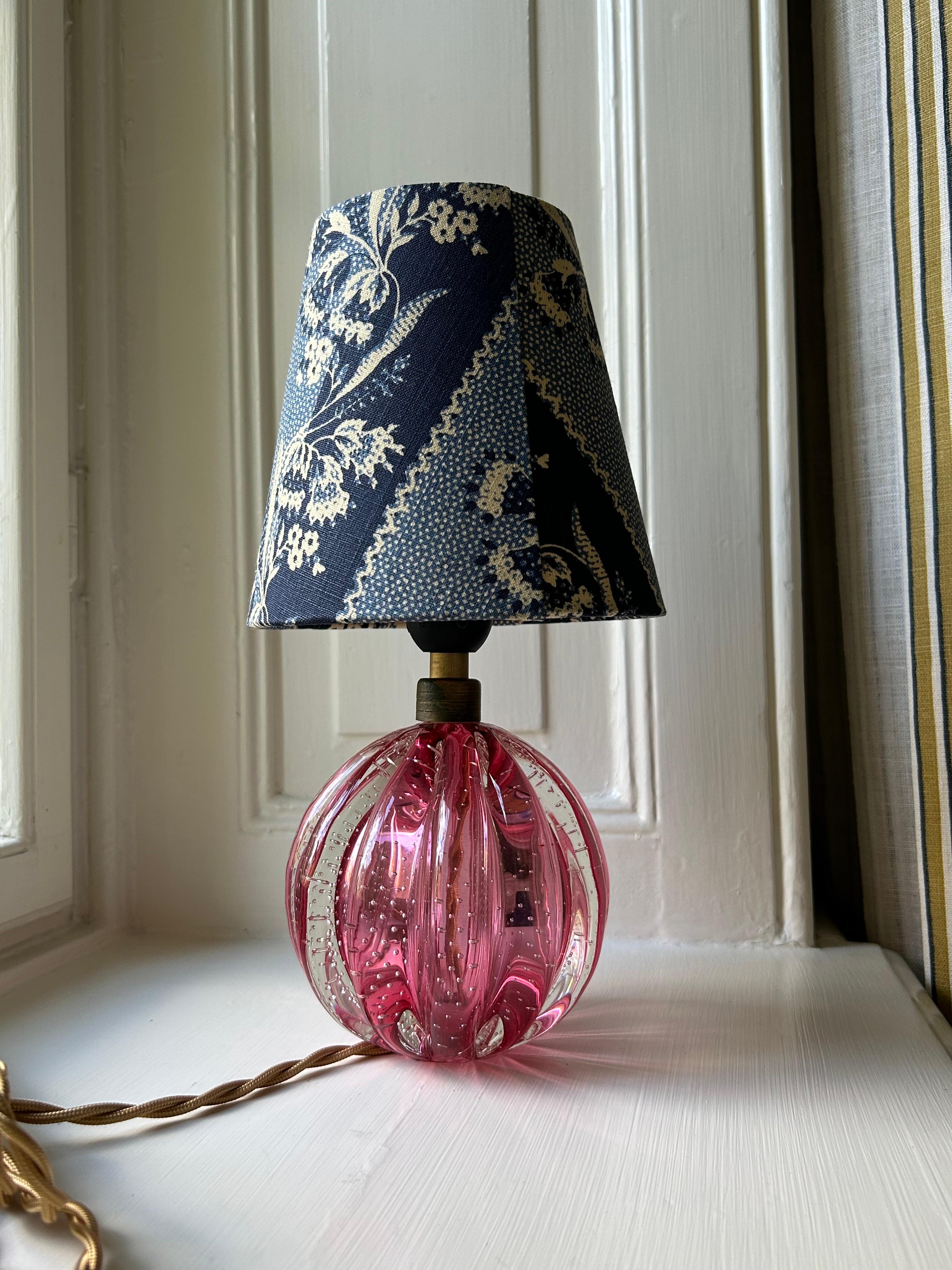 italien Lampe de table Murano vintage rose avec abat-jour bleu personnalisé, Italie, années 1950 en vente