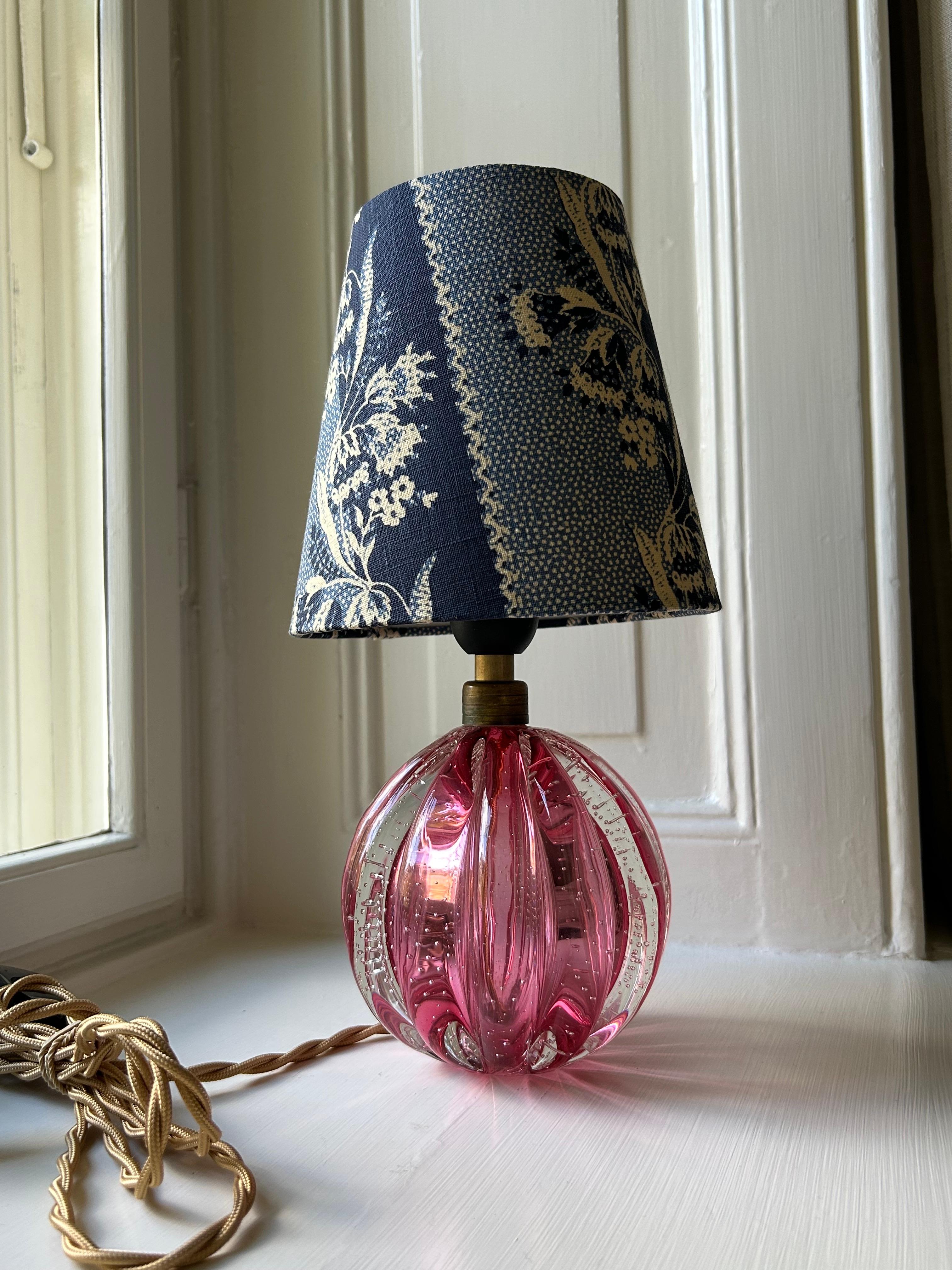 Rosa Murano-Tischlampe im Vintage-Stil mit maßgefertigtem blauem Schirm, Italien, 1950er Jahre im Zustand „Gut“ im Angebot in Copenhagen K, DK