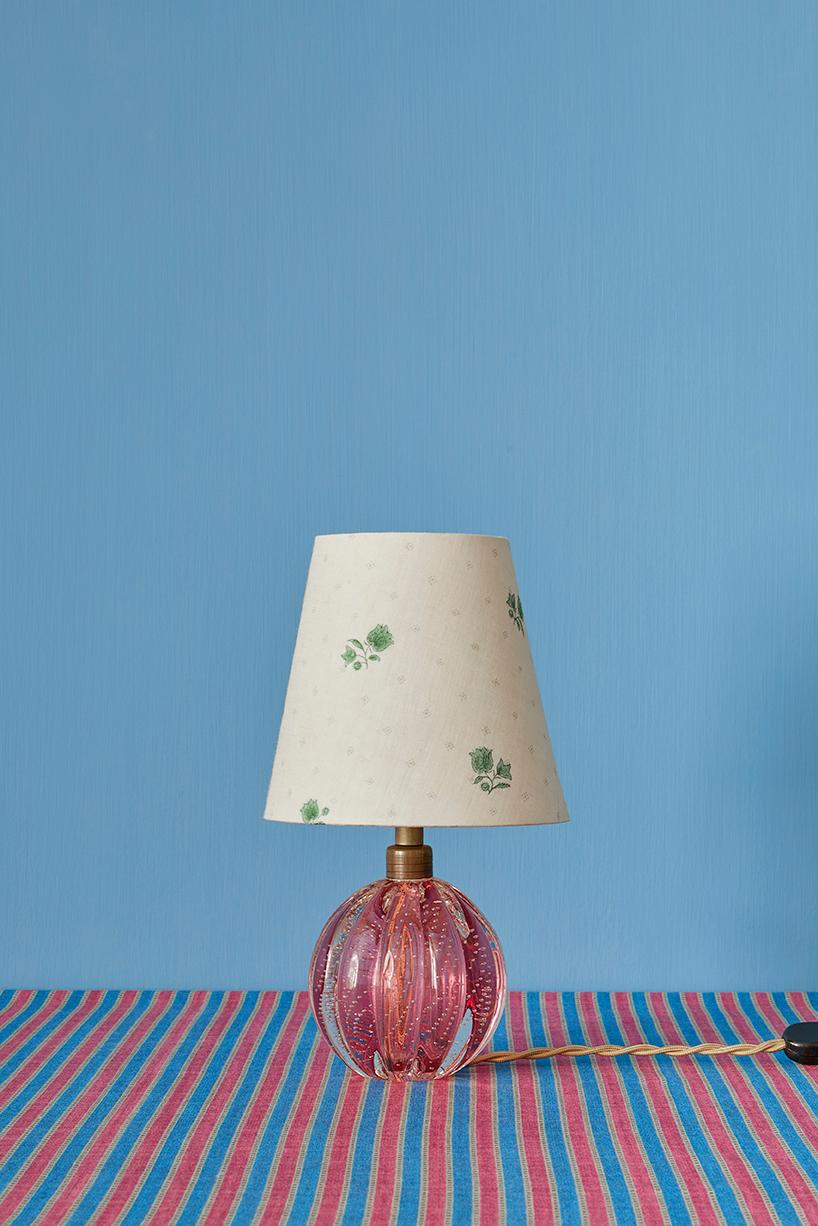 Italy, 1950's

Murano table lamps in pink glass with customized shade by The Apartment.

H 30 x Ø 16 cm