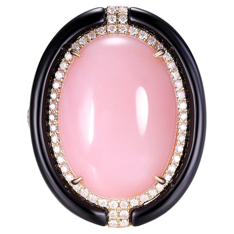 Questo squisito anello è realizzato in oro giallo a 14 carati e presenta una splendida combinazione di pietre preziose. Il fulcro è un'opale rosa da 8,43 carati, circondata da una straordinaria cornice di onice da 2,5 carati che mette in risalto
