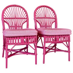 Sillas auxiliares de ratán pintadas de rosa vintage con asientos tapizados - Pareja