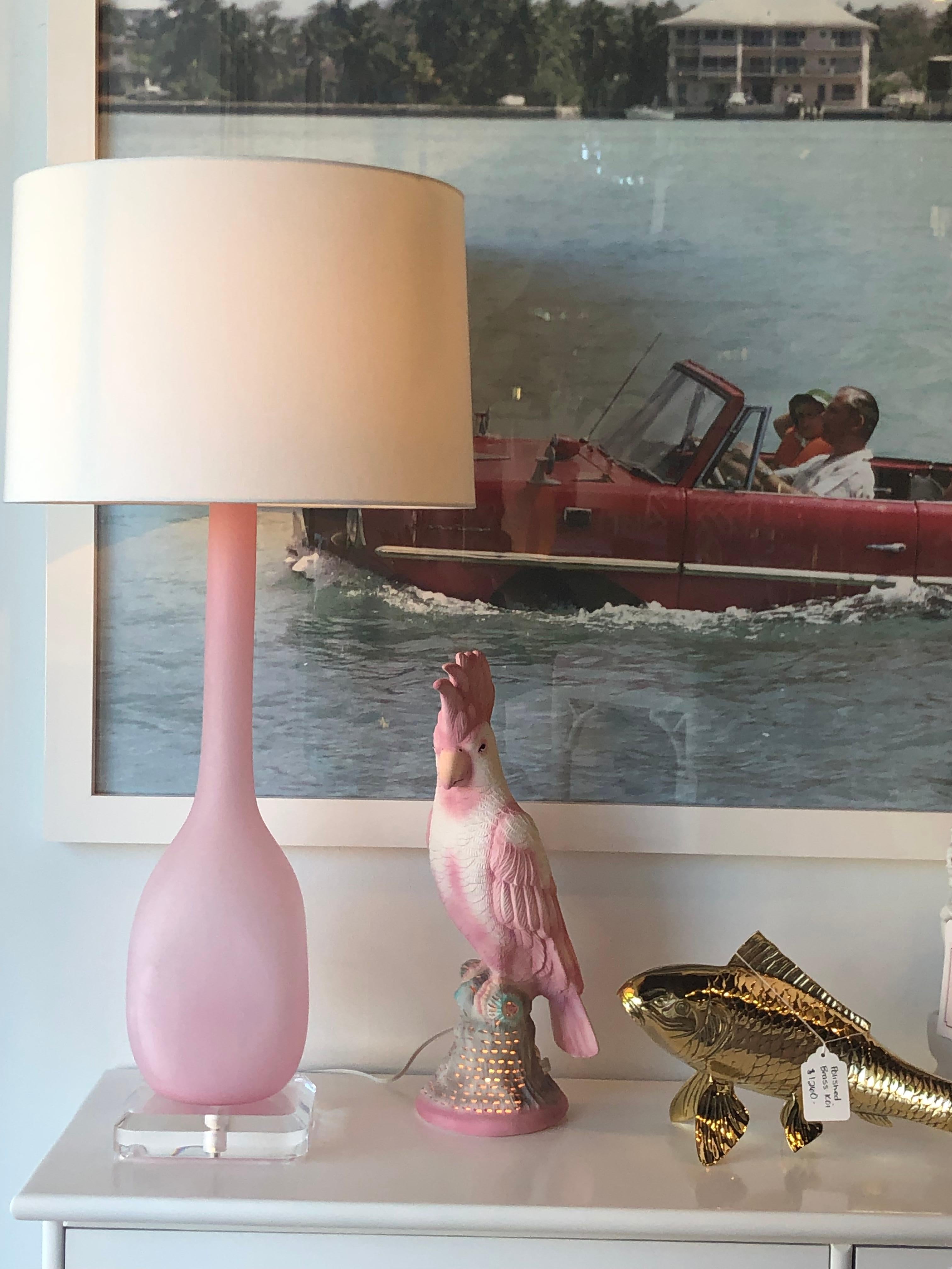 Vintage Pink Parrot Cockatoo Bird Tropical Palm Beach Table Lamp Nightlight  In Good Condition In West Palm Beach, FL