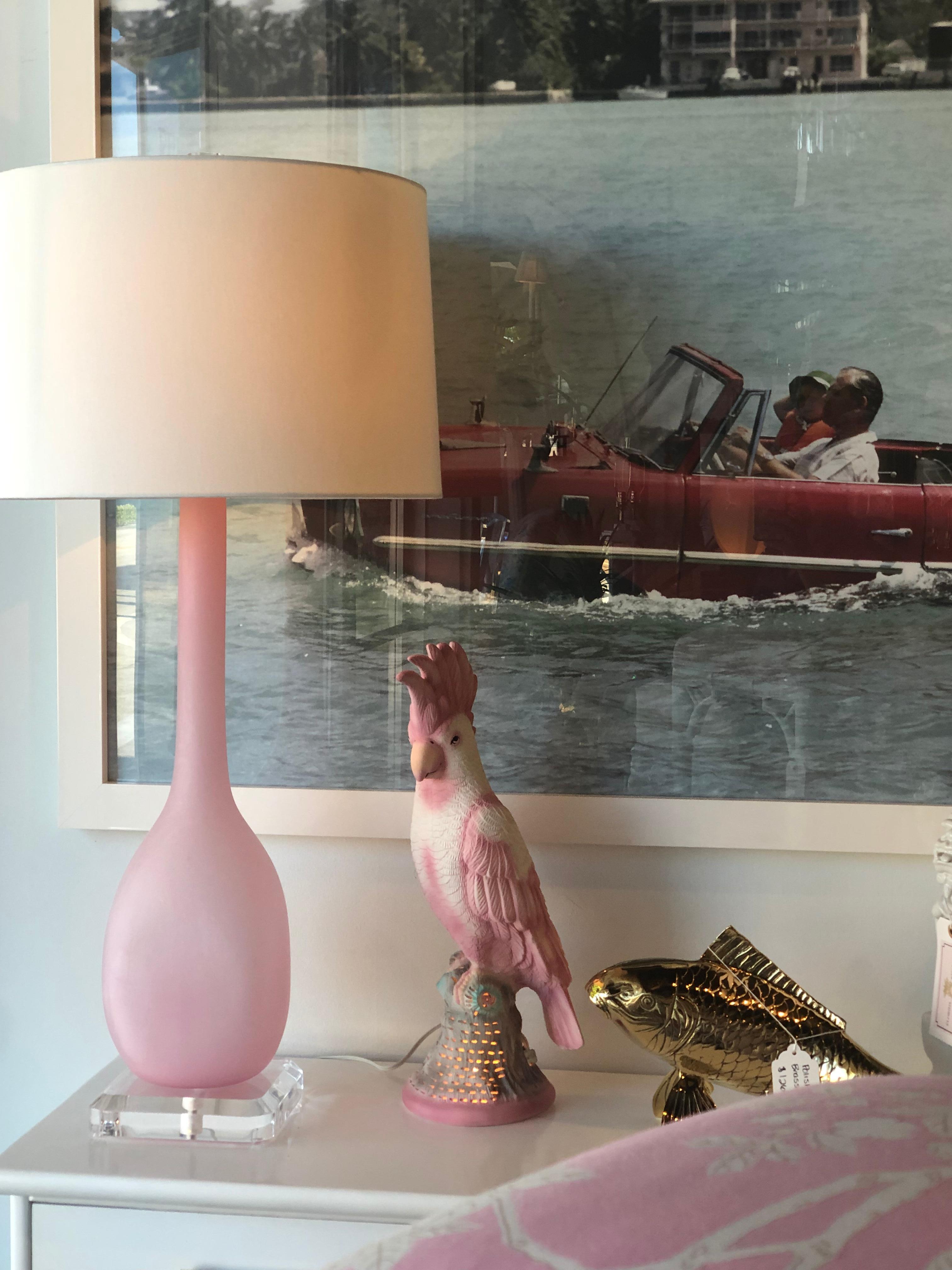 Late 20th Century Vintage Pink Parrot Cockatoo Bird Tropical Palm Beach Table Lamp Nightlight 