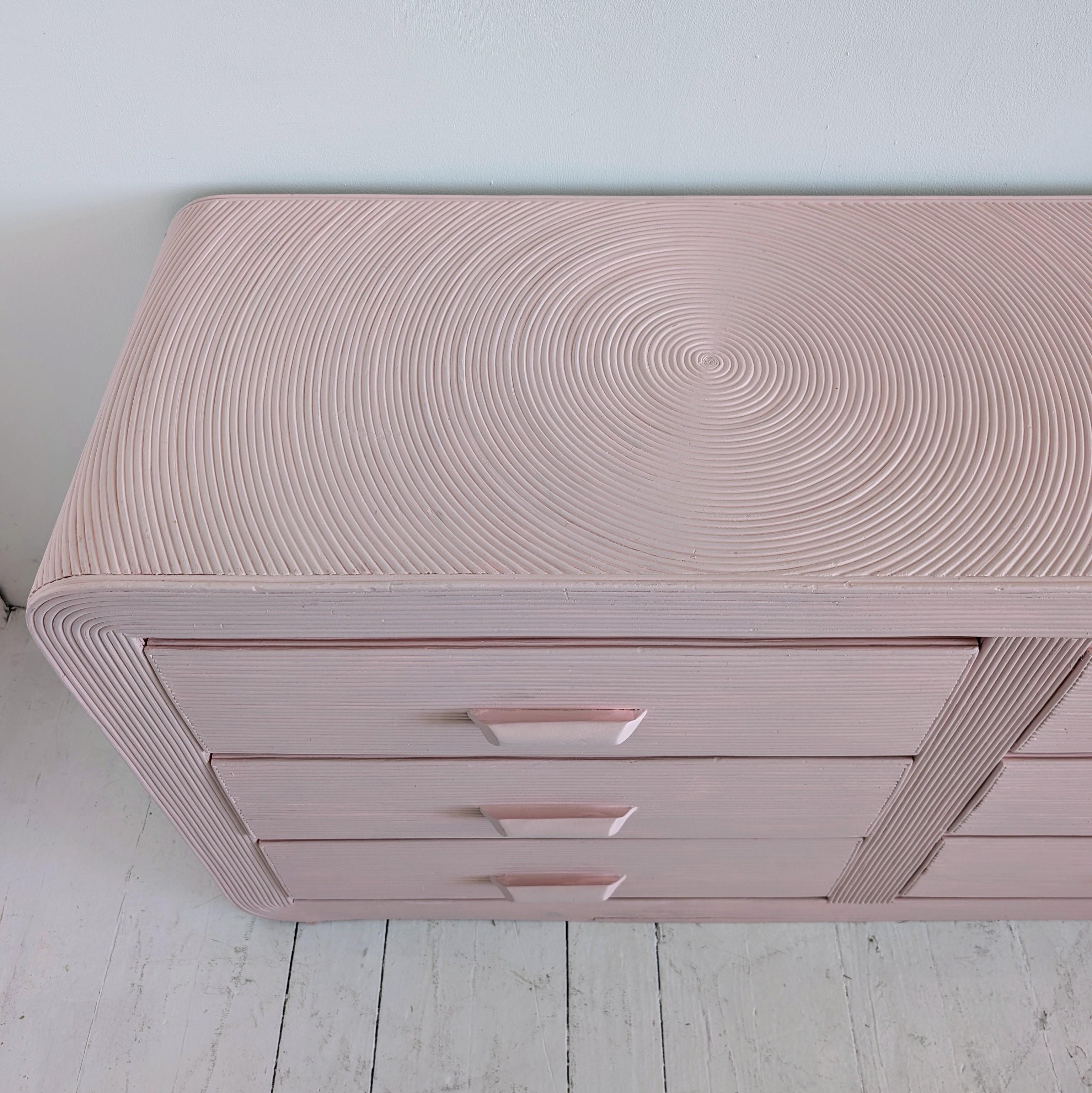 Vintage-Kommode/Sideboard aus rosa Bleistift mit Schilfrohrgeflecht und Schubladen, USA 1970er Jahre im Angebot 3