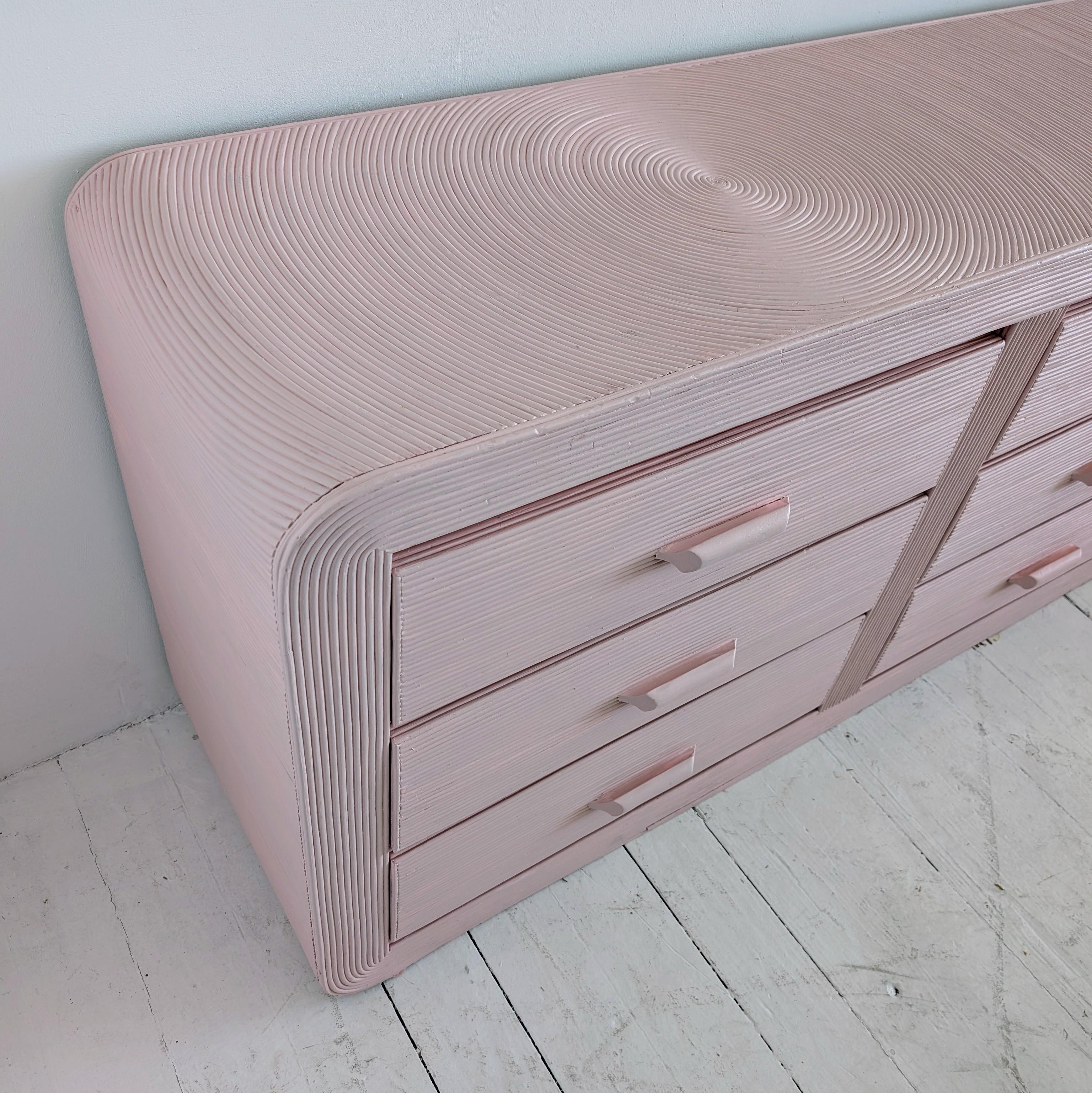 Vintage-Kommode/Sideboard aus rosa Bleistift mit Schilfrohrgeflecht und Schubladen, USA 1970er Jahre im Angebot 4