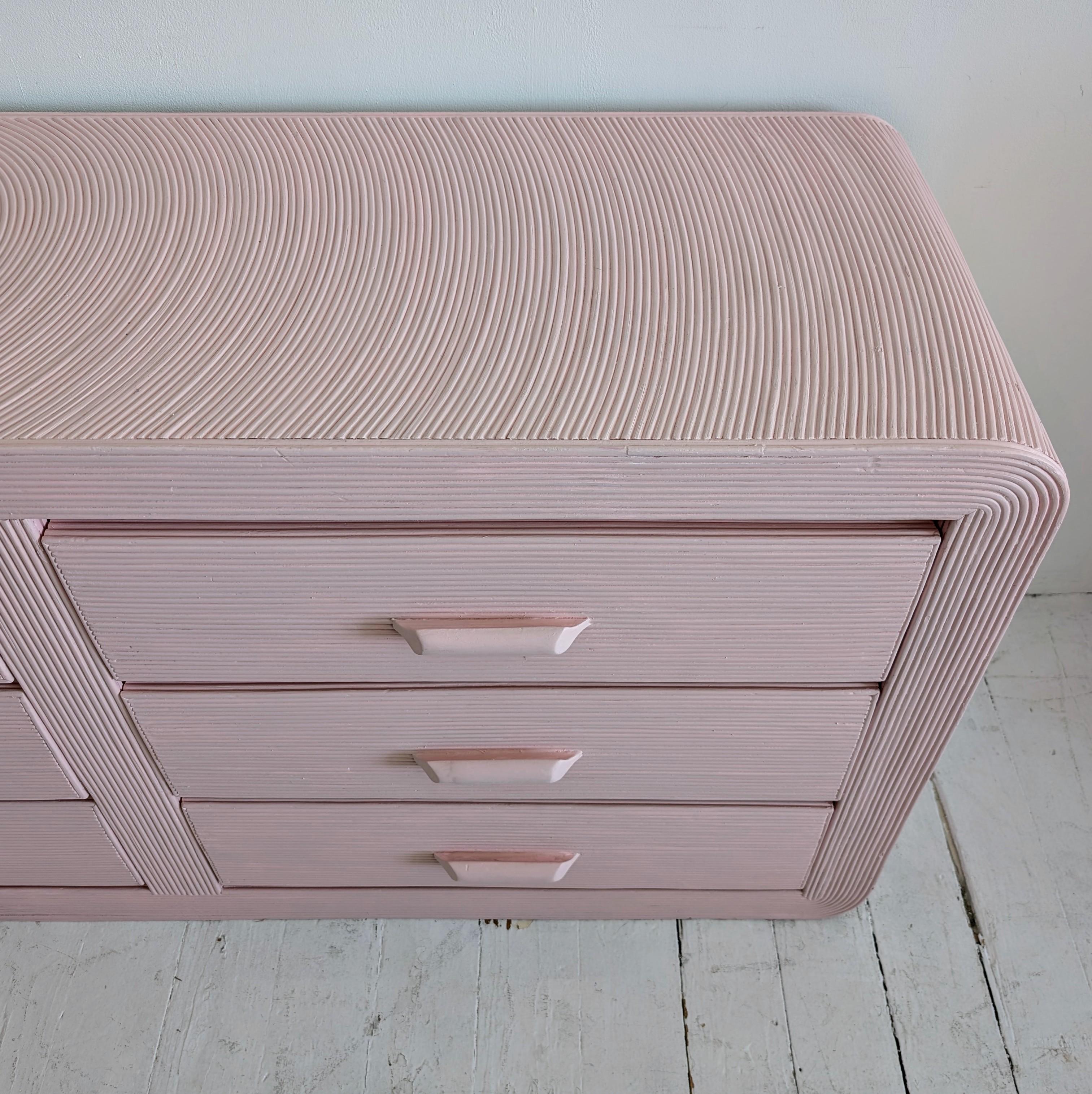 Vintage-Kommode/Sideboard aus rosa Bleistift mit Schilfrohrgeflecht und Schubladen, USA 1970er Jahre im Angebot 6
