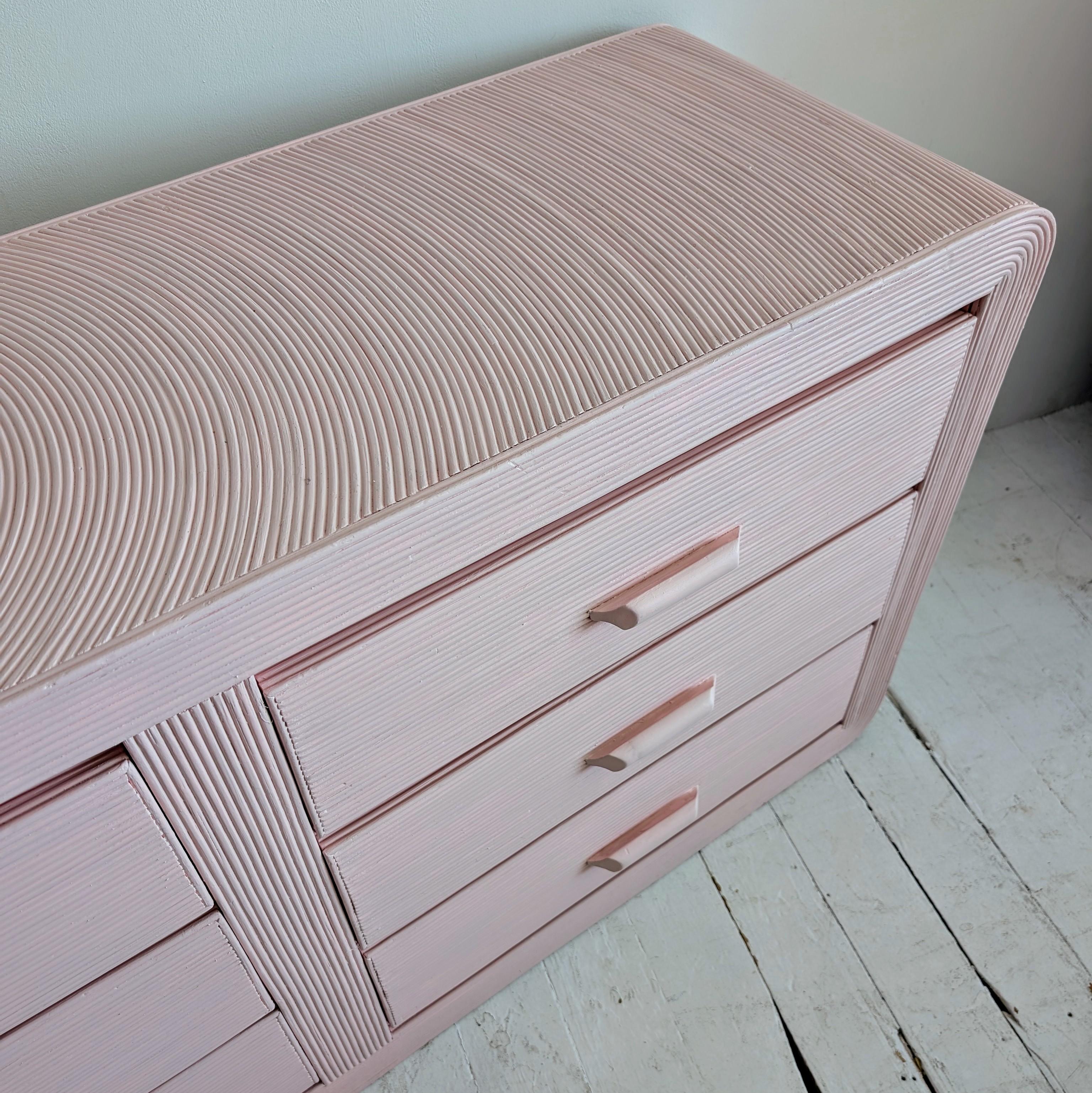 Vintage-Kommode/Sideboard aus rosa Bleistift mit Schilfrohrgeflecht und Schubladen, USA 1970er Jahre im Angebot 7