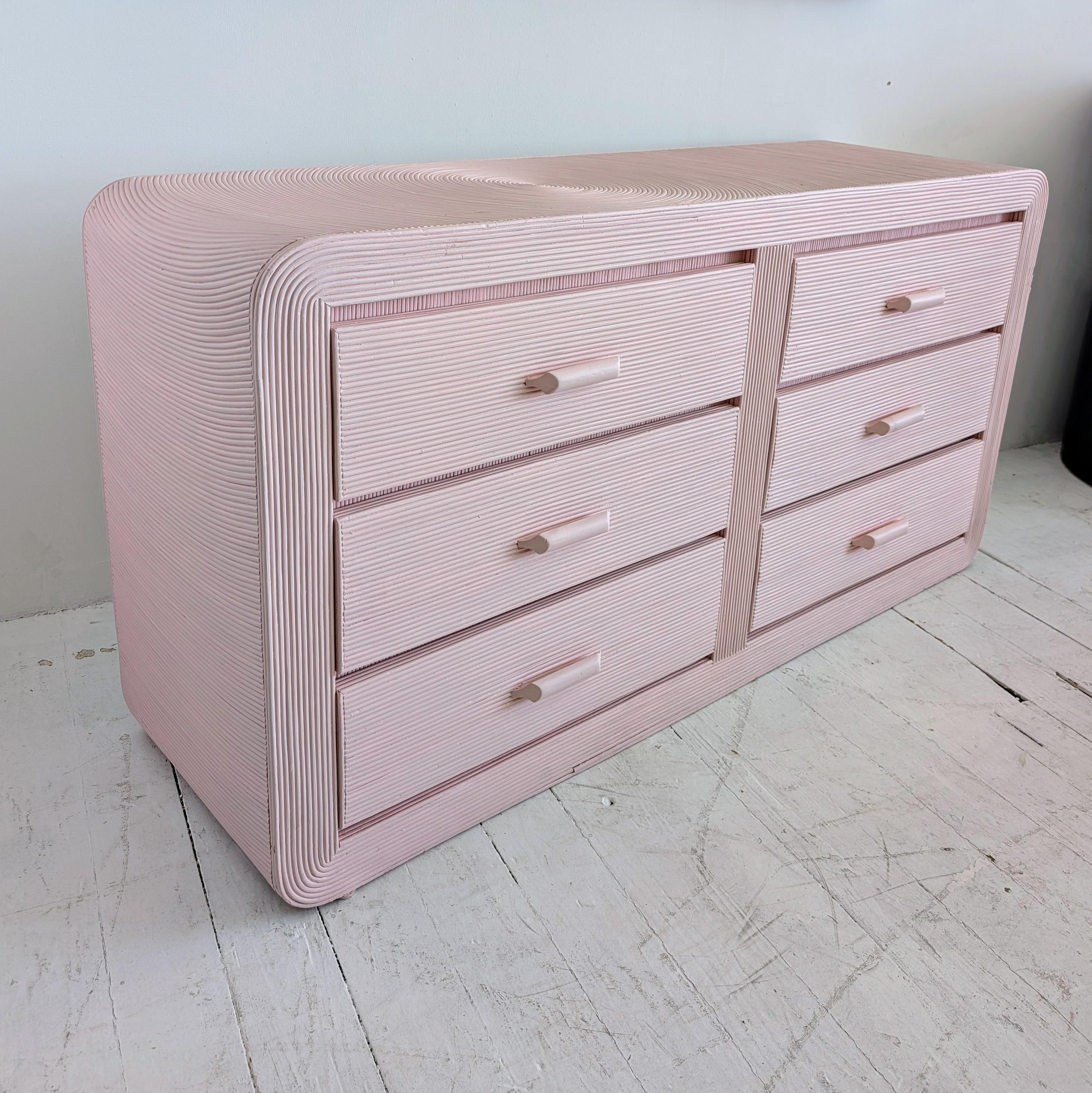 Blassrosa Bleistiftschilf-Kommode / Anrichte mit Schubladen, USA 1970er Jahre. Sechs große Schubladen mit lackierten Holzgriffen. Normale altersbedingte Abnutzung. 
Ideal für das Schlafzimmer oder das Wohnzimmer.

Abmessungen: Breite 152 cm, Tiefe