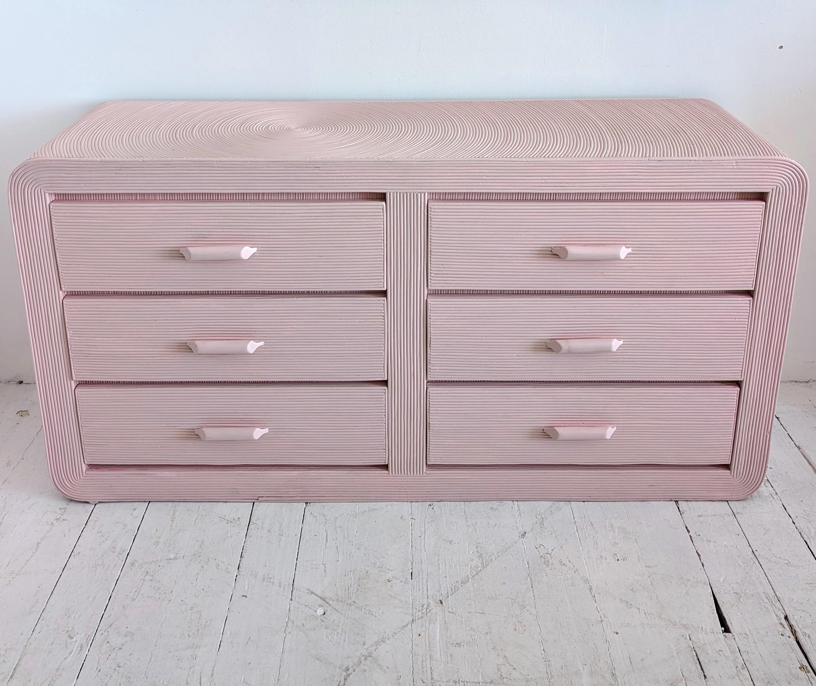 Vintage-Kommode/Sideboard aus rosa Bleistift mit Schilfrohrgeflecht und Schubladen, USA 1970er Jahre (Böhmisch) im Angebot