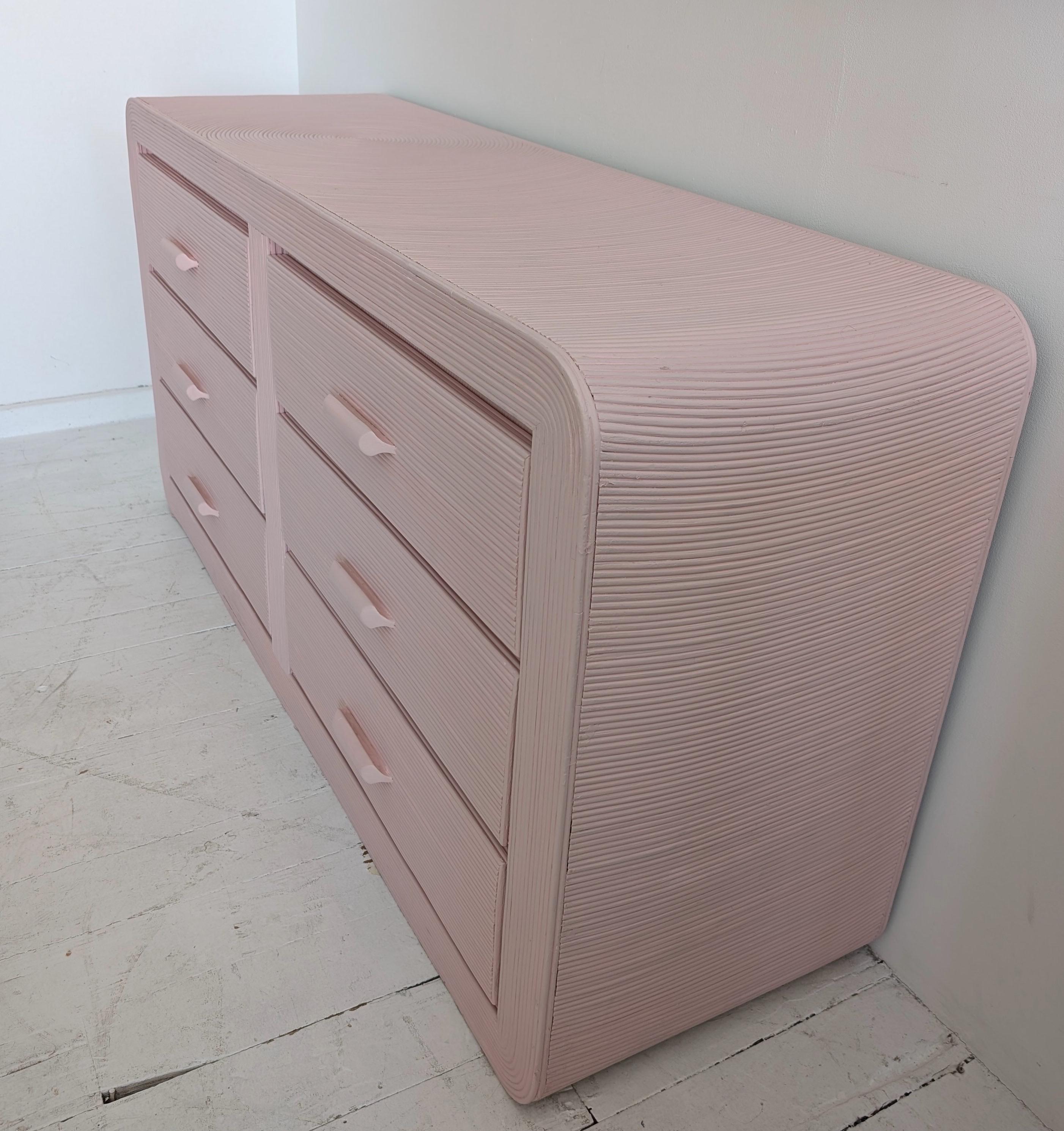 Vintage-Kommode/Sideboard aus rosa Bleistift mit Schilfrohrgeflecht und Schubladen, USA 1970er Jahre (amerikanisch) im Angebot