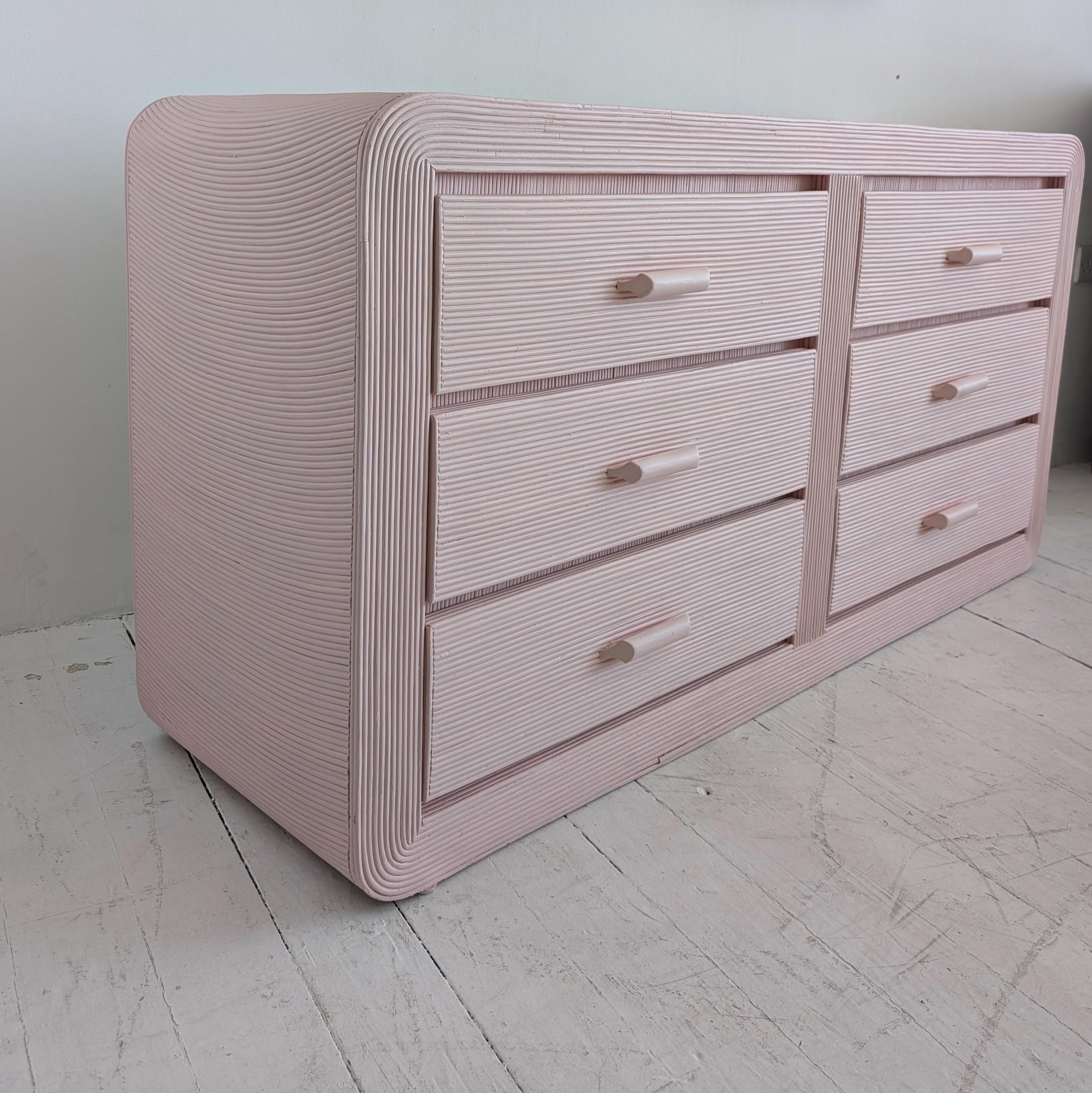 Vintage-Kommode/Sideboard aus rosa Bleistift mit Schilfrohrgeflecht und Schubladen, USA 1970er Jahre im Zustand „Gut“ im Angebot in Hastings, GB
