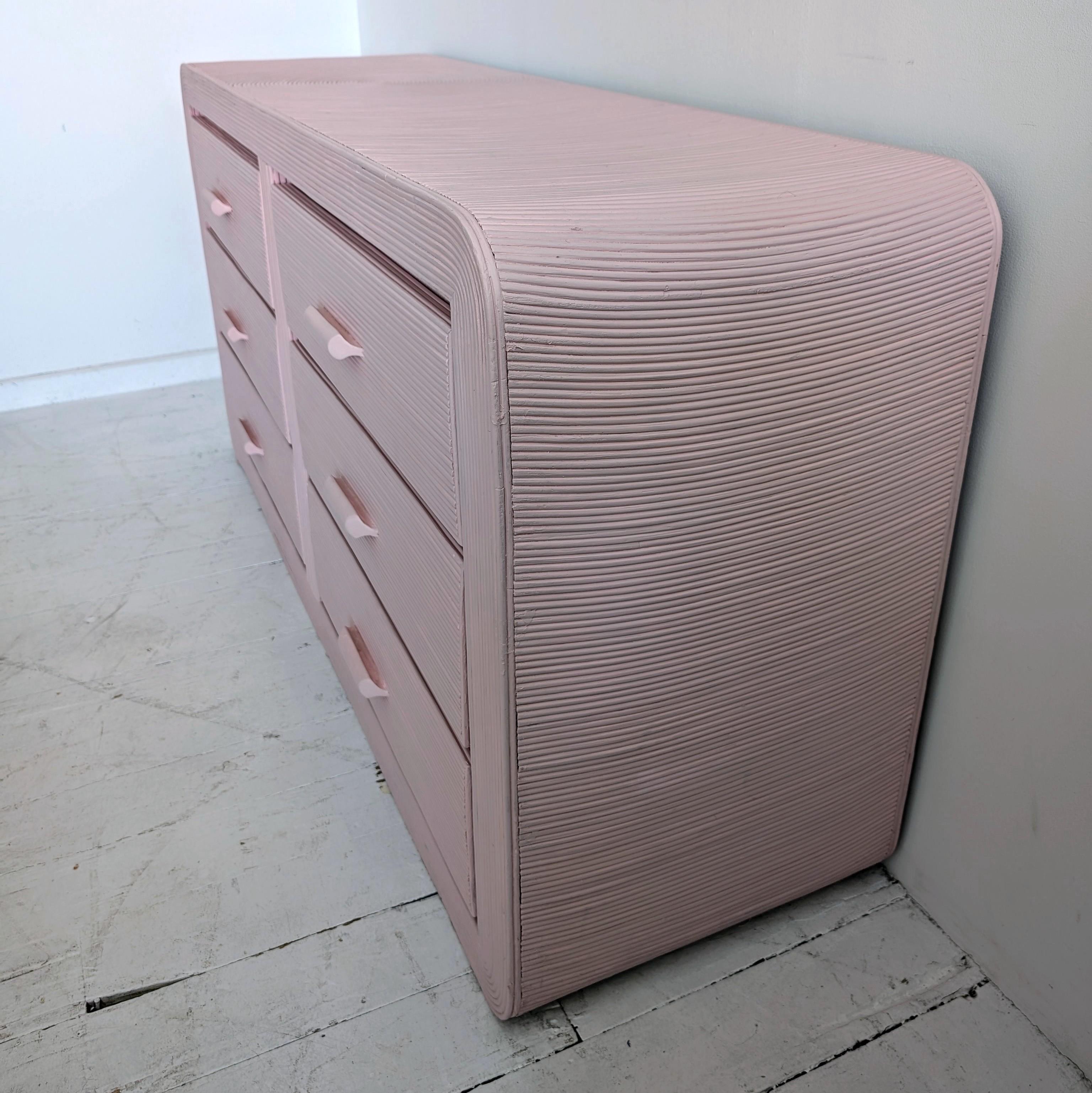 Vintage-Kommode/Sideboard aus rosa Bleistift mit Schilfrohrgeflecht und Schubladen, USA 1970er Jahre (Gehstock) im Angebot
