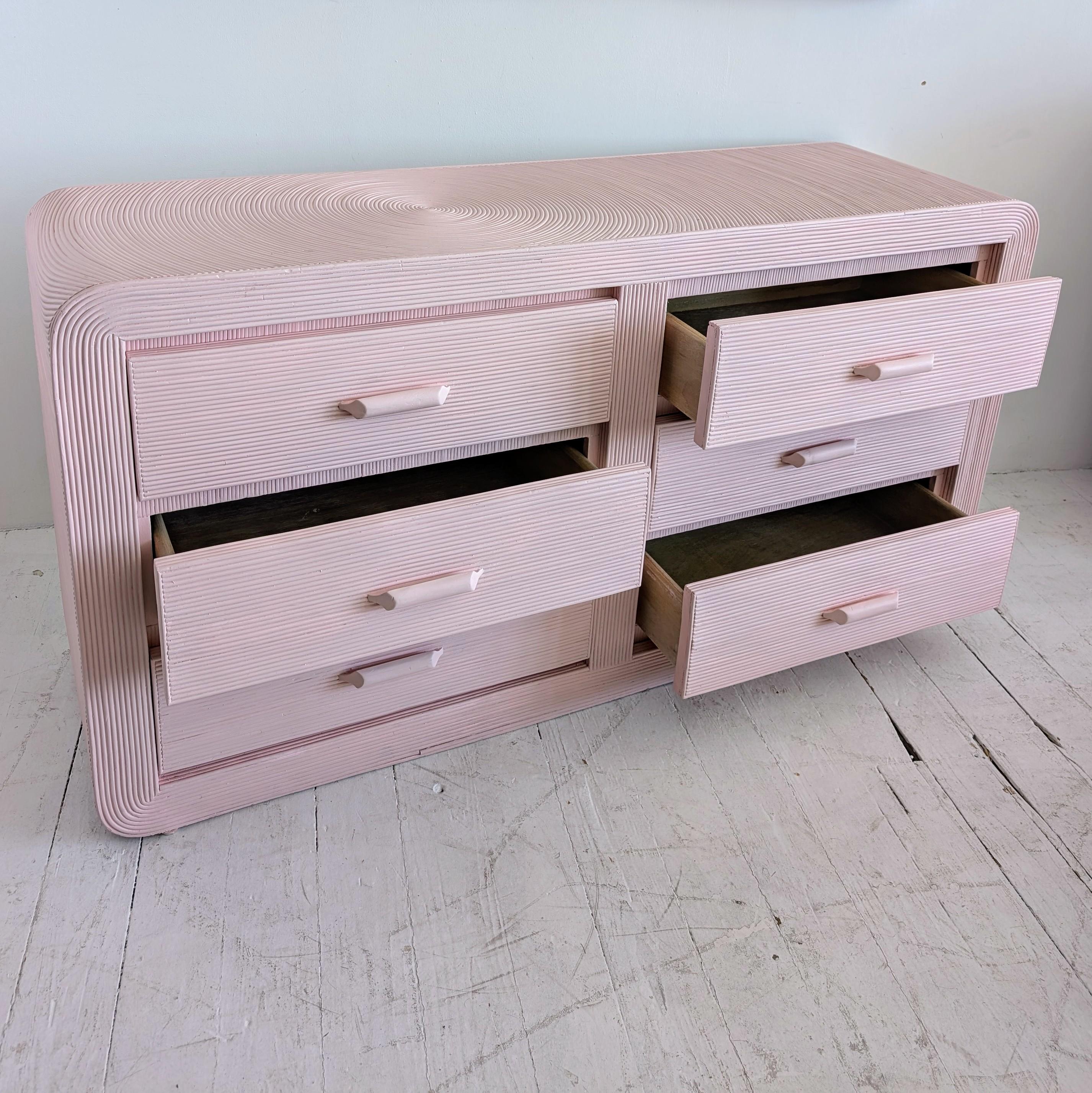 Vintage-Kommode/Sideboard aus rosa Bleistift mit Schilfrohrgeflecht und Schubladen, USA 1970er Jahre im Angebot 1
