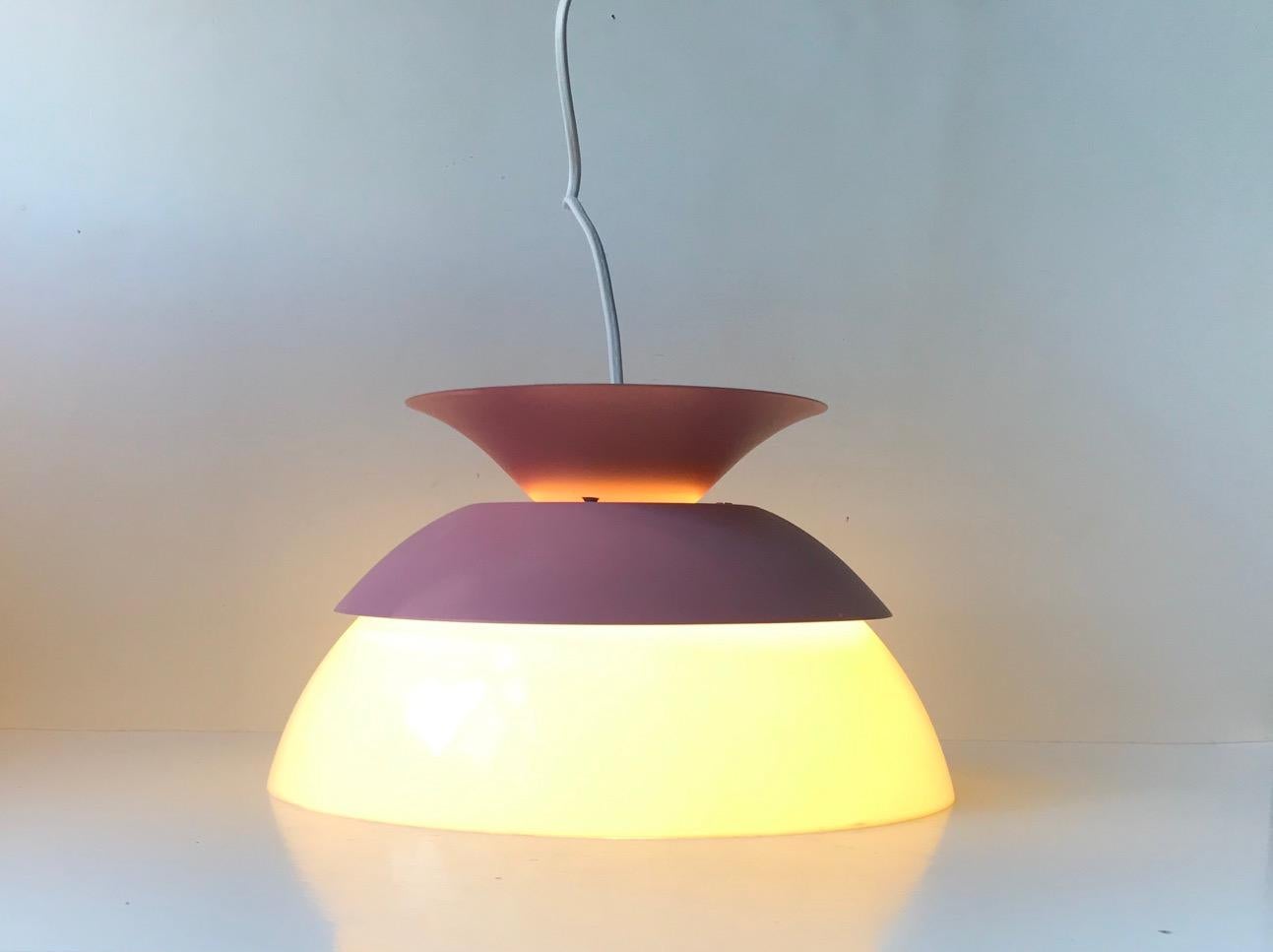 Scandinave moderne Lampe à suspension rose vintage Nordisk Solar, années 1980 en vente