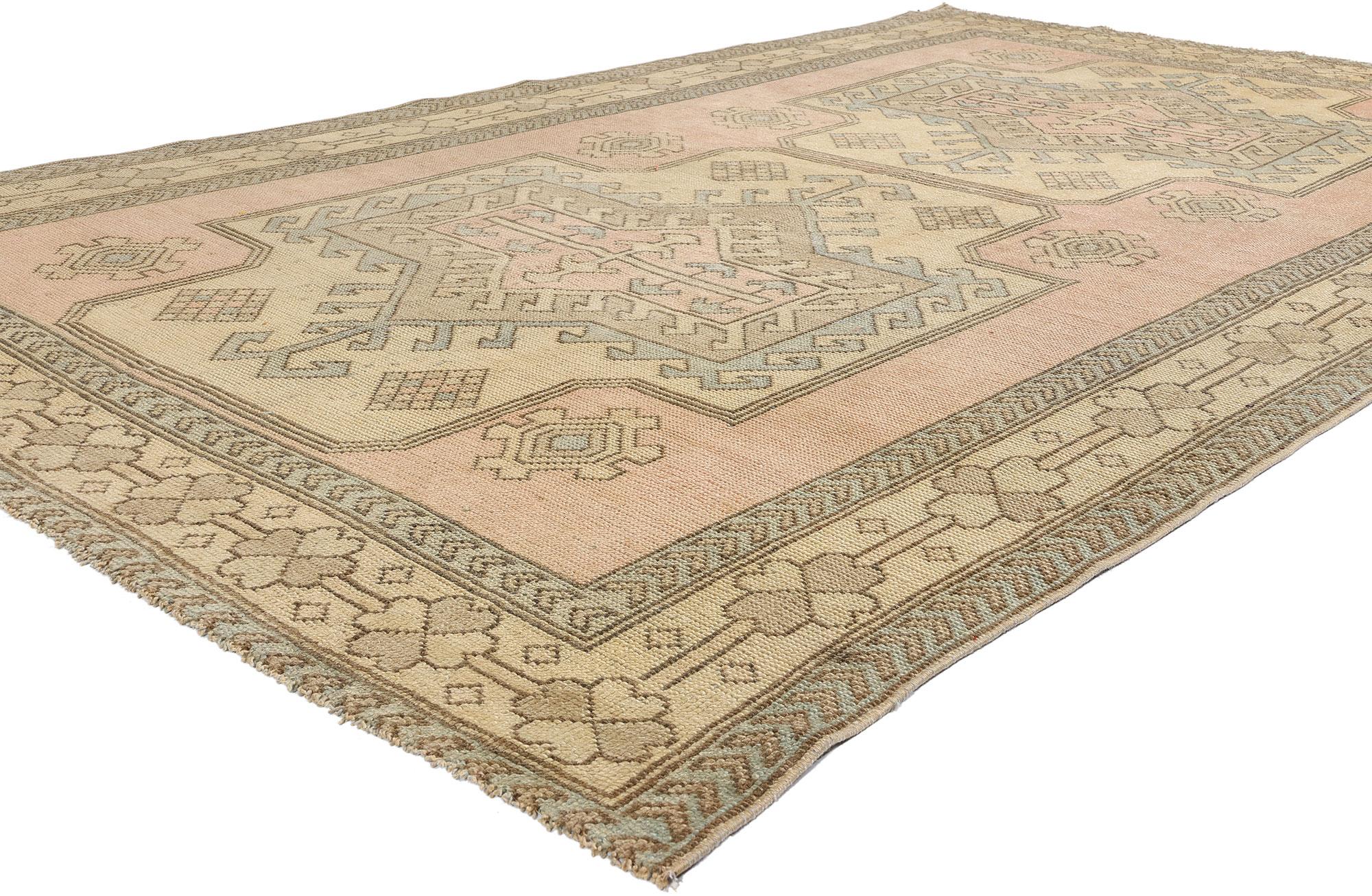 53941 Vintage Pink Persian Hamadan Rug, 05'05 x 08'03. Die persischen Nahavand-Hamadan-Teppiche, die aus dem iranischen Nahavand-Gebiet in der weiteren Region Hamadan stammen, verkörpern eine harmonische Mischung von Webtraditionen aus beiden