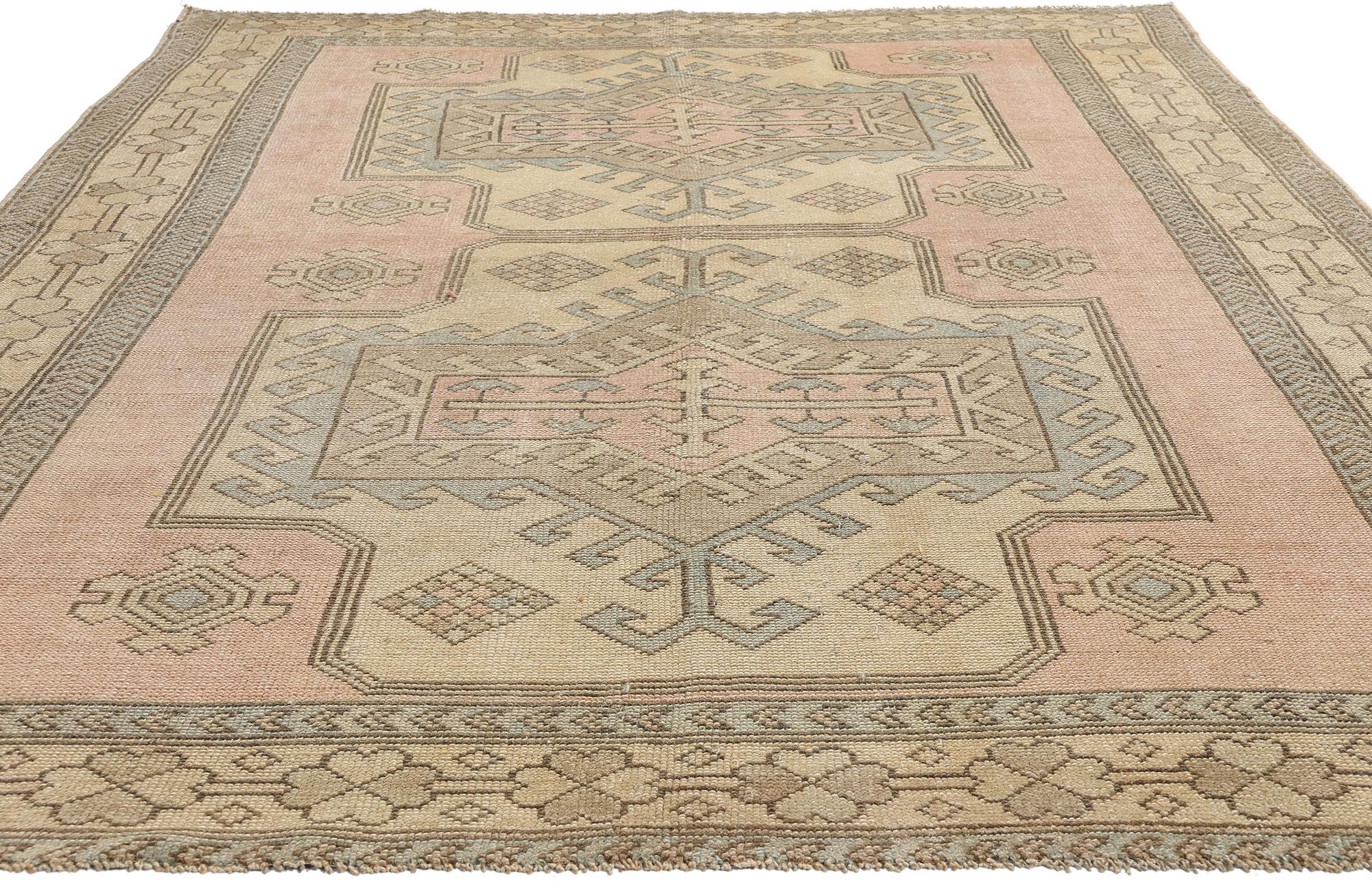 Rosa persischer Hamadan-Teppich im Vintage-Stil, Boho Chic Meets Stammeskunst-Enchantment (Moderne) im Angebot