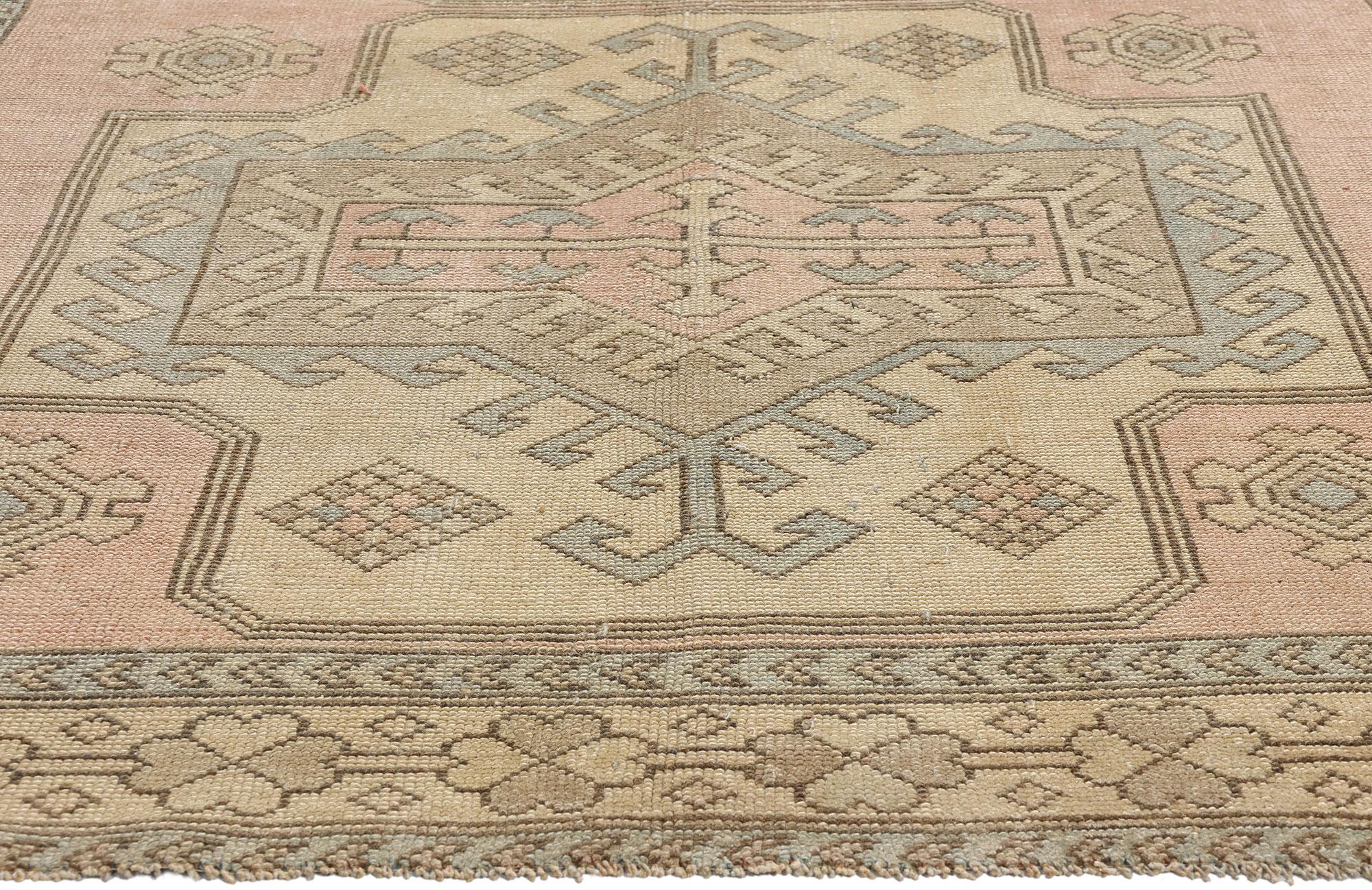 Rosa persischer Hamadan-Teppich im Vintage-Stil, Boho Chic Meets Stammeskunst-Enchantment (Persisch) im Angebot