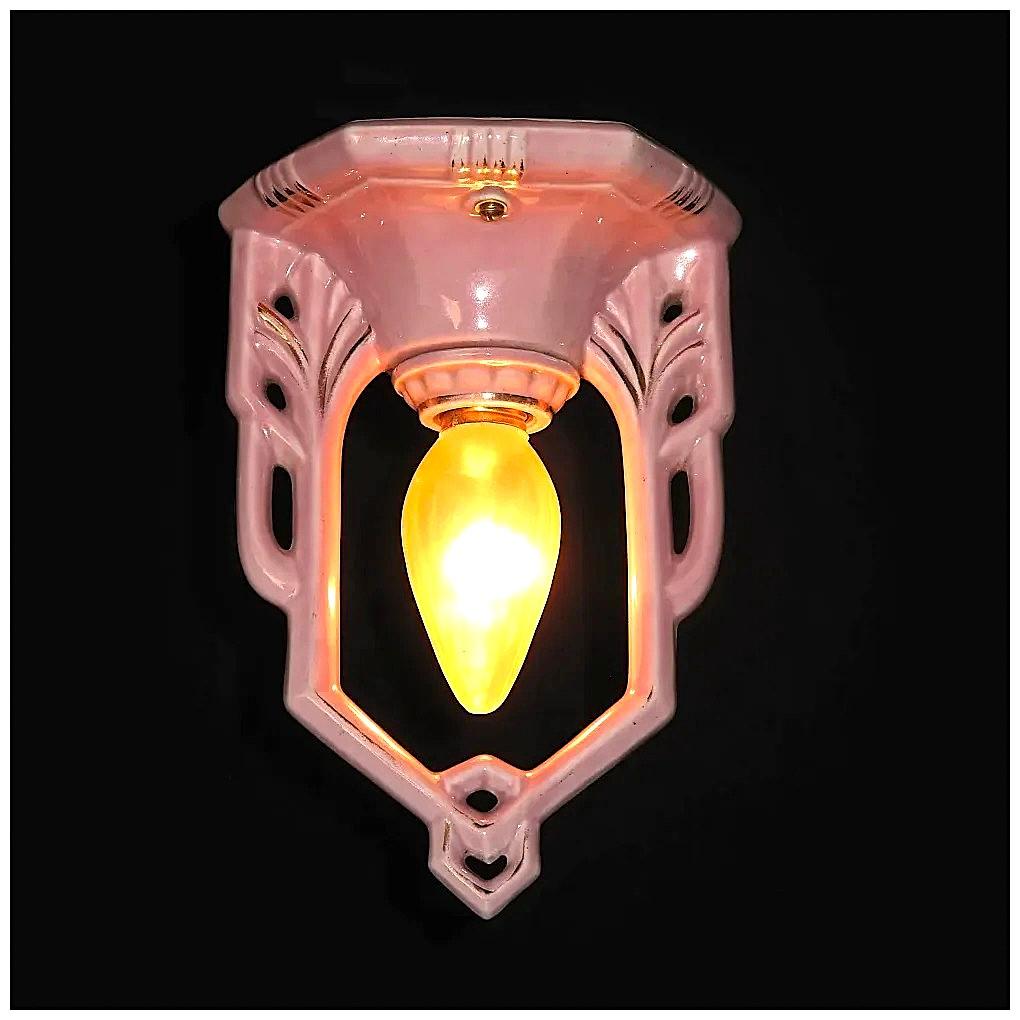 Plafoniera a incasso in porcellana di ispirazione Deco degli anni '30 con lampadina singola in rosa vintage. Questi apparecchi di illuminazione vintage sono molto difficili da trovare perché sono così fragili che la maggior parte non è
