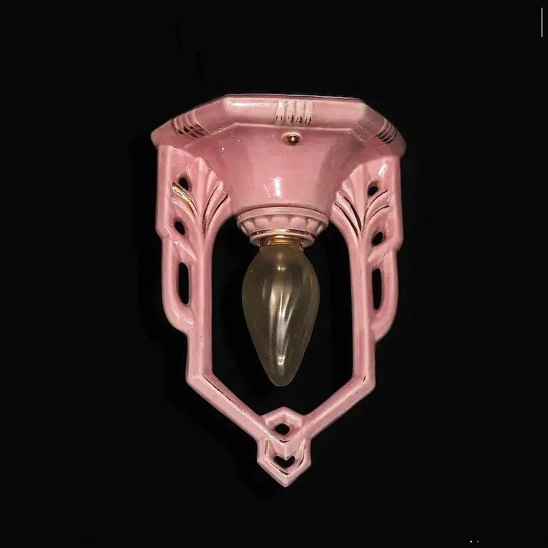 Americano Plafoniera in porcellana rosa vintage per il bagno di polvere in vendita