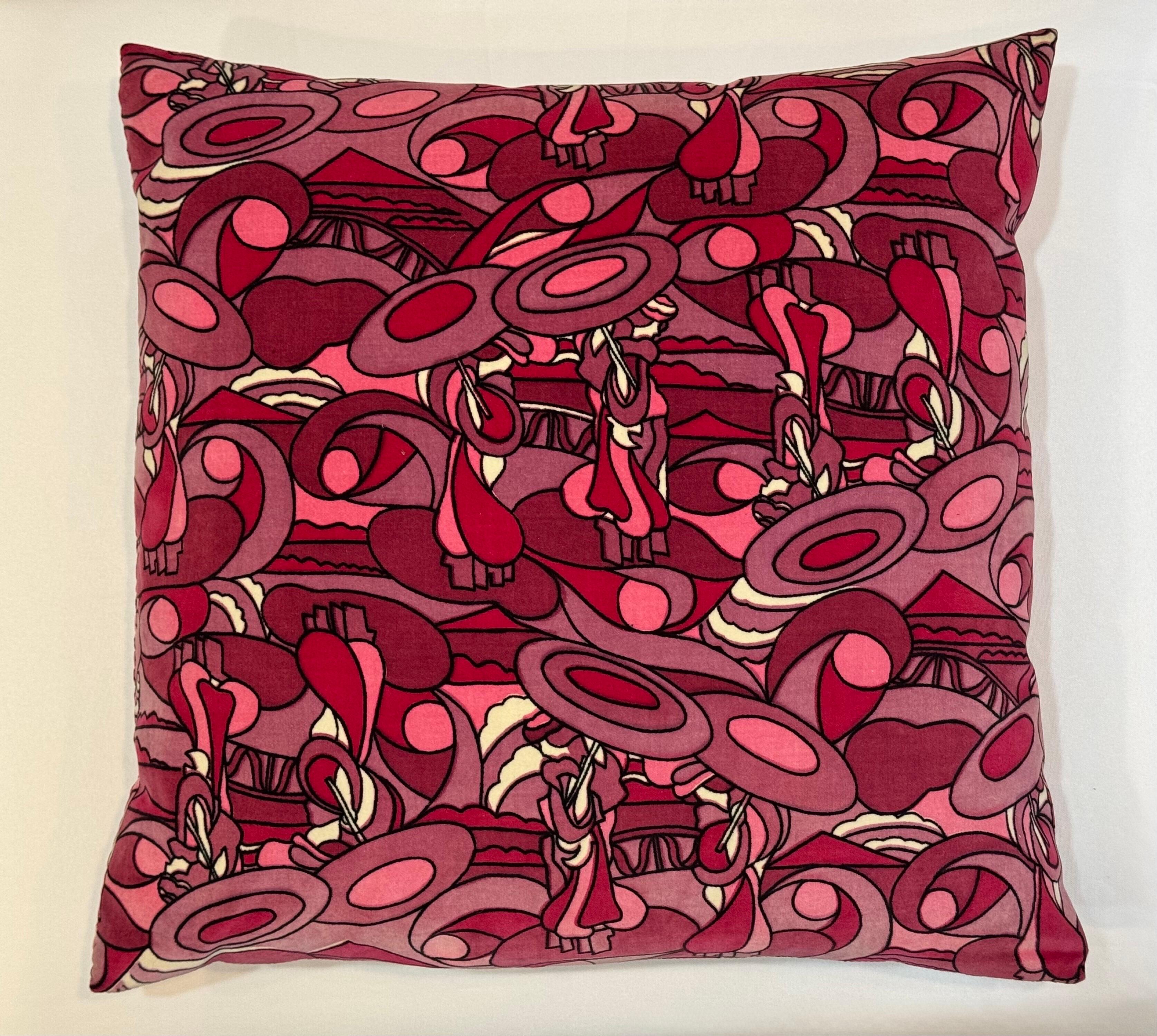 Cuscino in velluto psichedelico rosa vintage in stile Pucci. Rosa vibrante. Design astratto in bianco e nero. Morbido tessuto di velluto felpato. Senza etichetta o firma. 
Anche nello stile di Jack Lenor Larsen. 