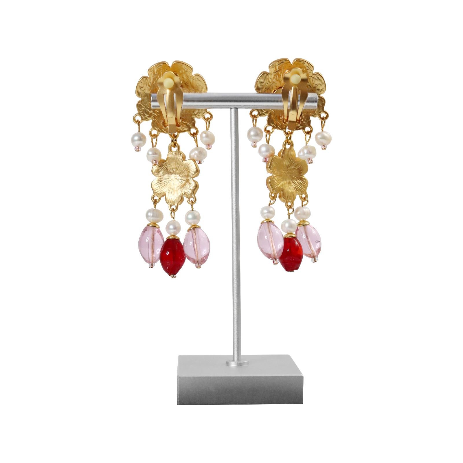 Vintage Rosa, Rojo y  Pendientes colgantes con flor de perla de imitación Circa años 90 en venta 2