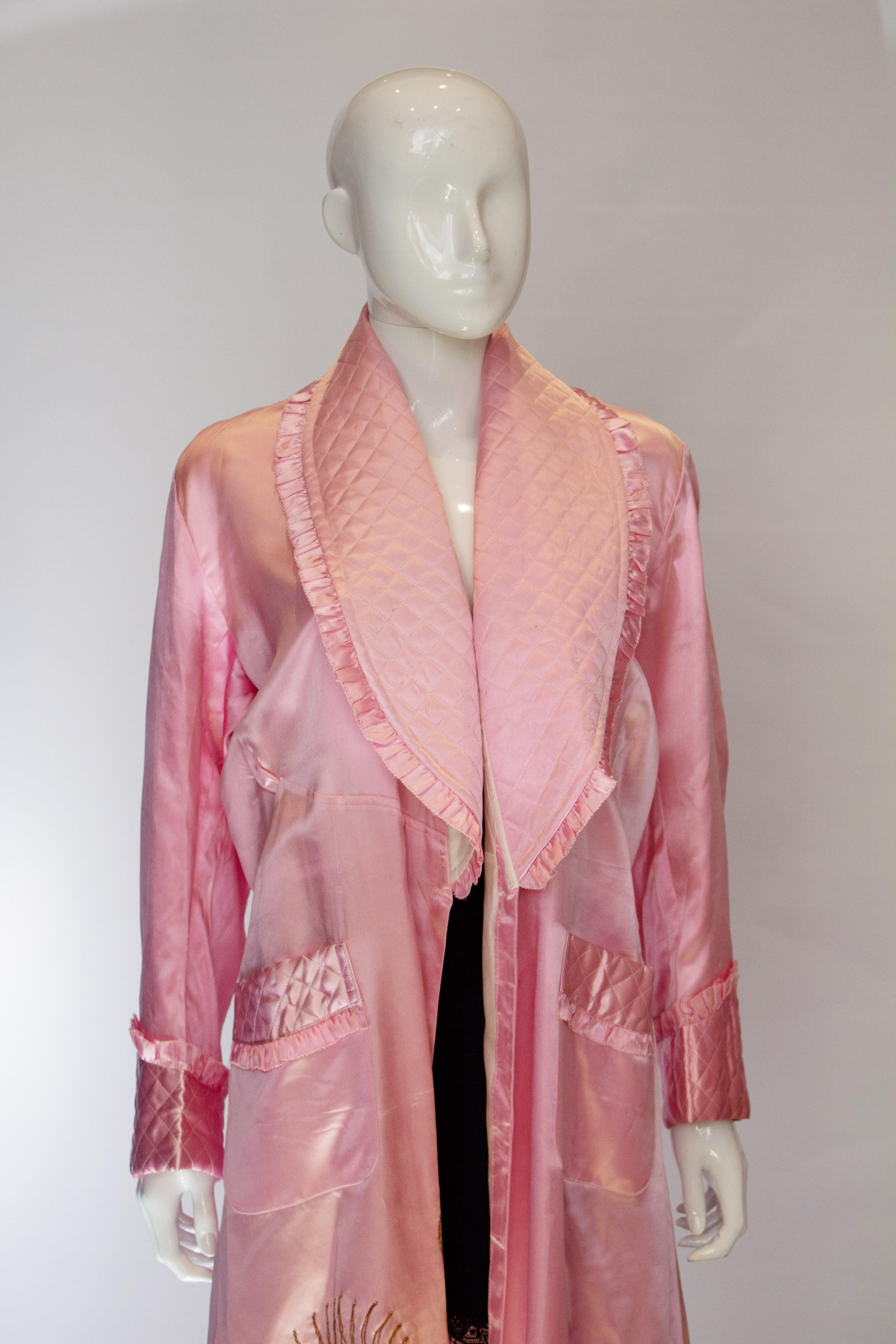 Donna Vestaglia rosa vintage con colletto e tasche trapuntate. in vendita