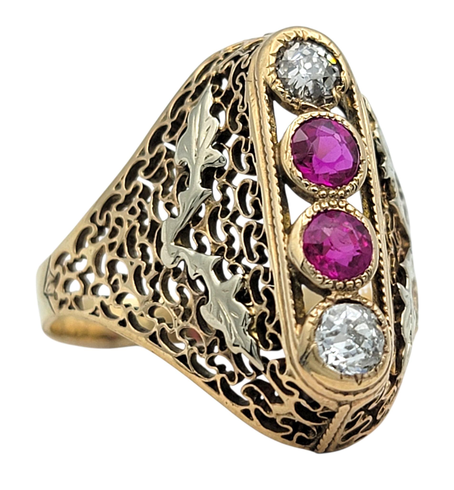 Tamaño del anillo: 7

Este maravilloso anillo vintage presenta un dúo de vívidos zafiros rosas de talla redonda engarzados verticalmente en el centro, enmarcados por dos brillantes diamantes de talla Mina Vieja. La combinación de cortes de diamantes