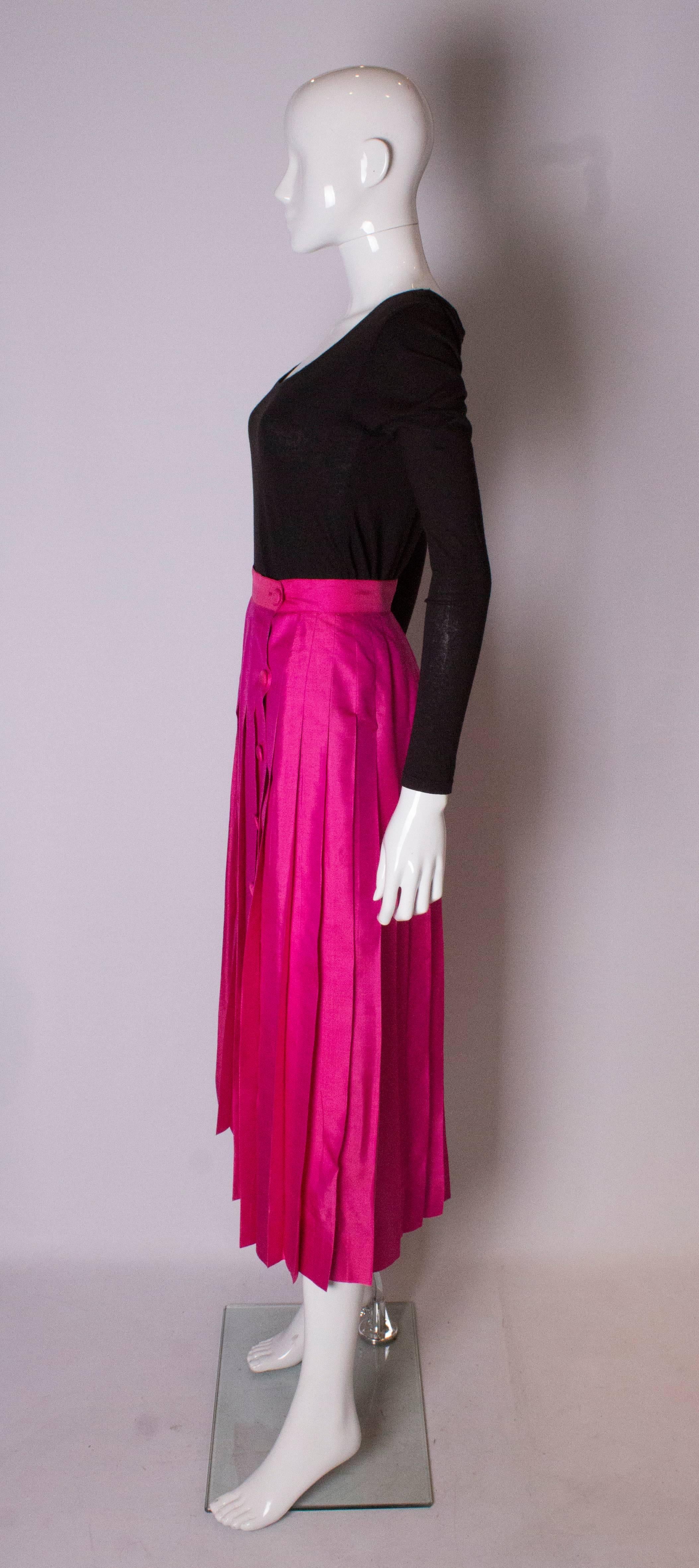 Women's A Vintage 1970s silk high waisted pleated day skirt