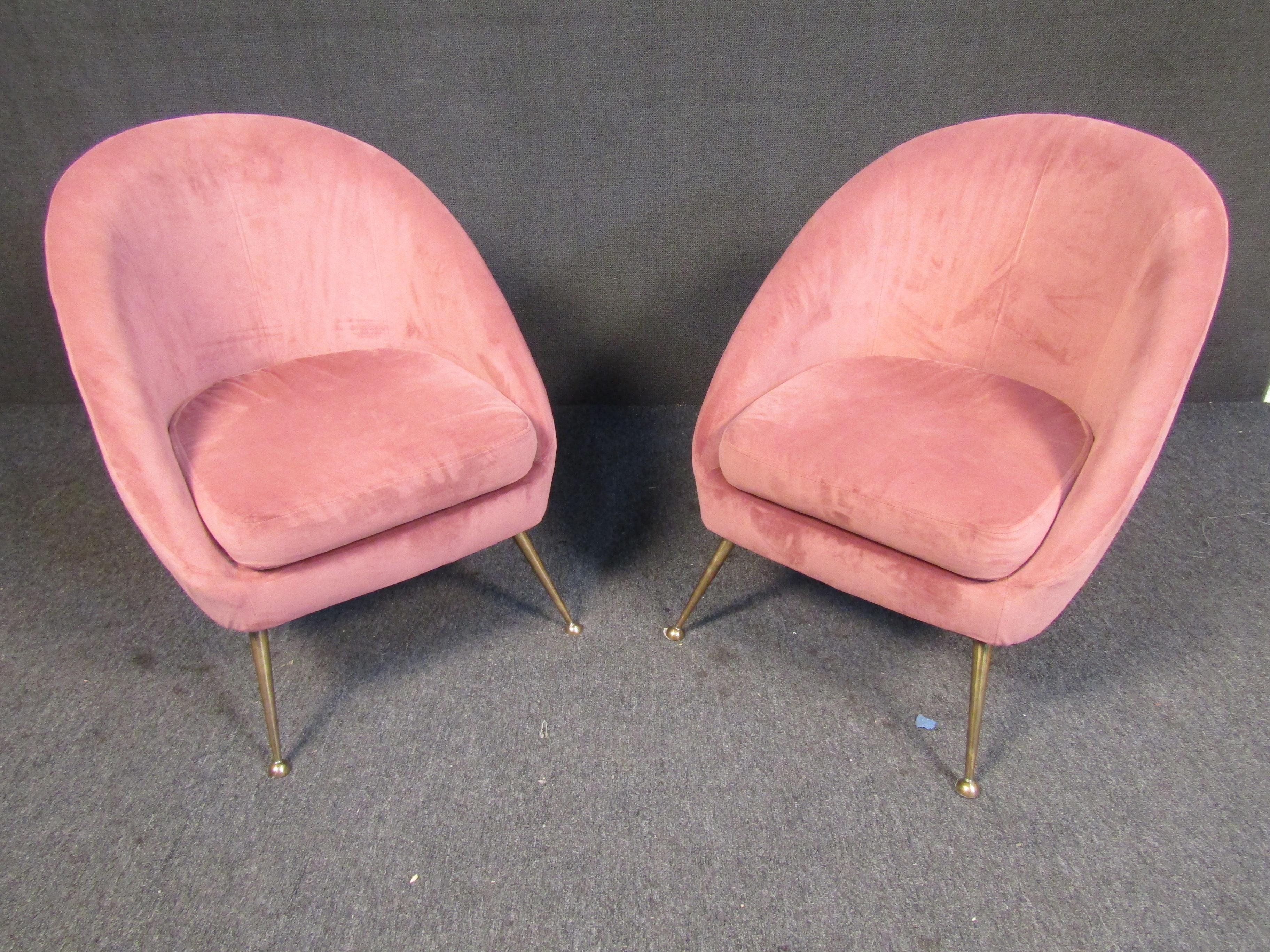 Dieses Paar Loungesessel im Stil der Entwürfe von Gio Ponti ist mit seinem plüschigen, bequemen Design und der rosafarbenen Polsterung, die durch Metallbeine ergänzt wird, eine großartige Möglichkeit, einem Raum Flair und komfortable