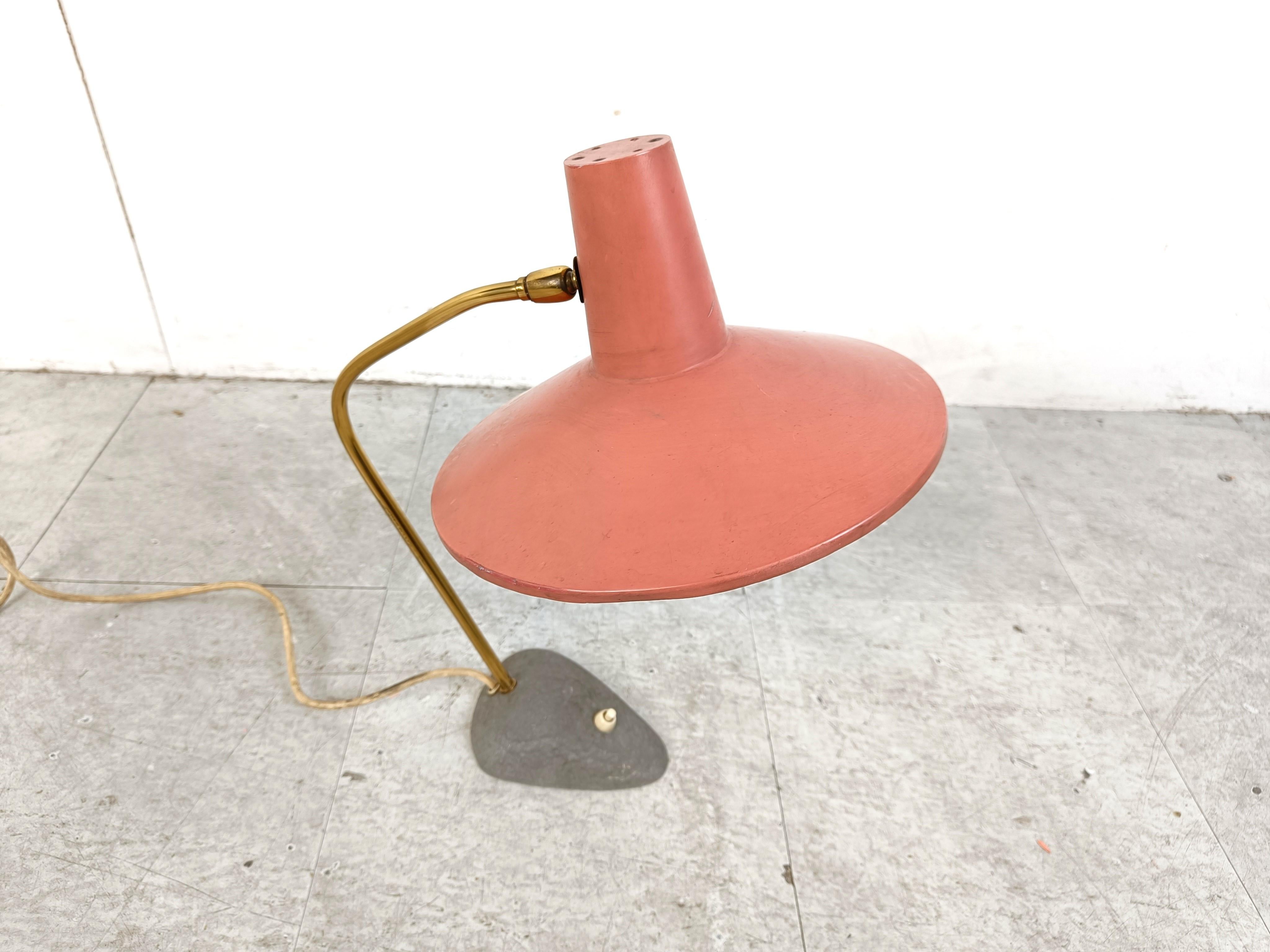 Lampada da scrivania snodabile rosa di metà secolo.

Can può essere regolato  all'ombra, il che lo rende molto utile.

Buone condizioni originali.

La lampada è dotata di una normale lampadina E14.

Testato e pronto all'uso.

Anni '50 -