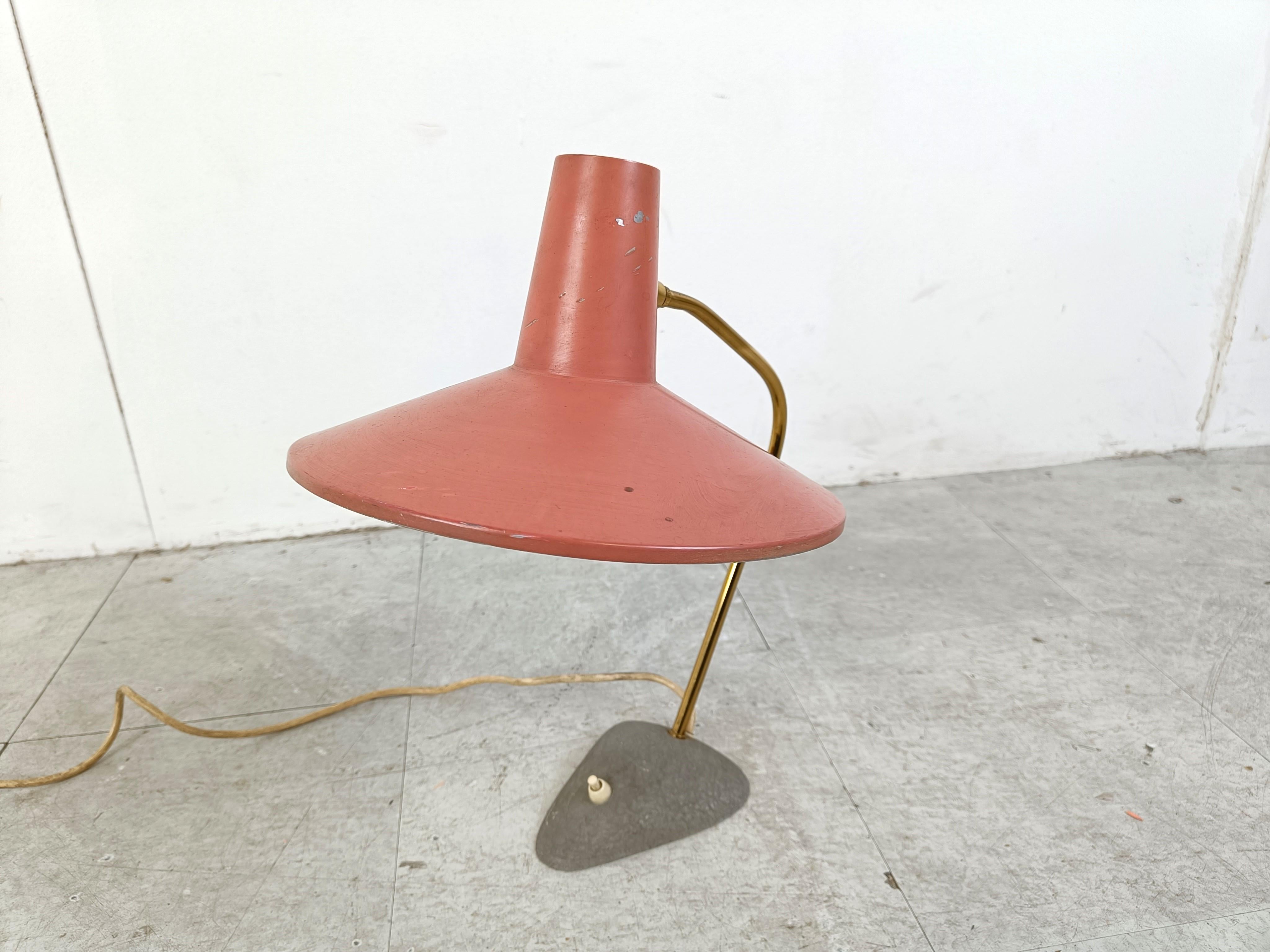 Metà XX secolo Lampada da tavolo rosa vintage, anni '50