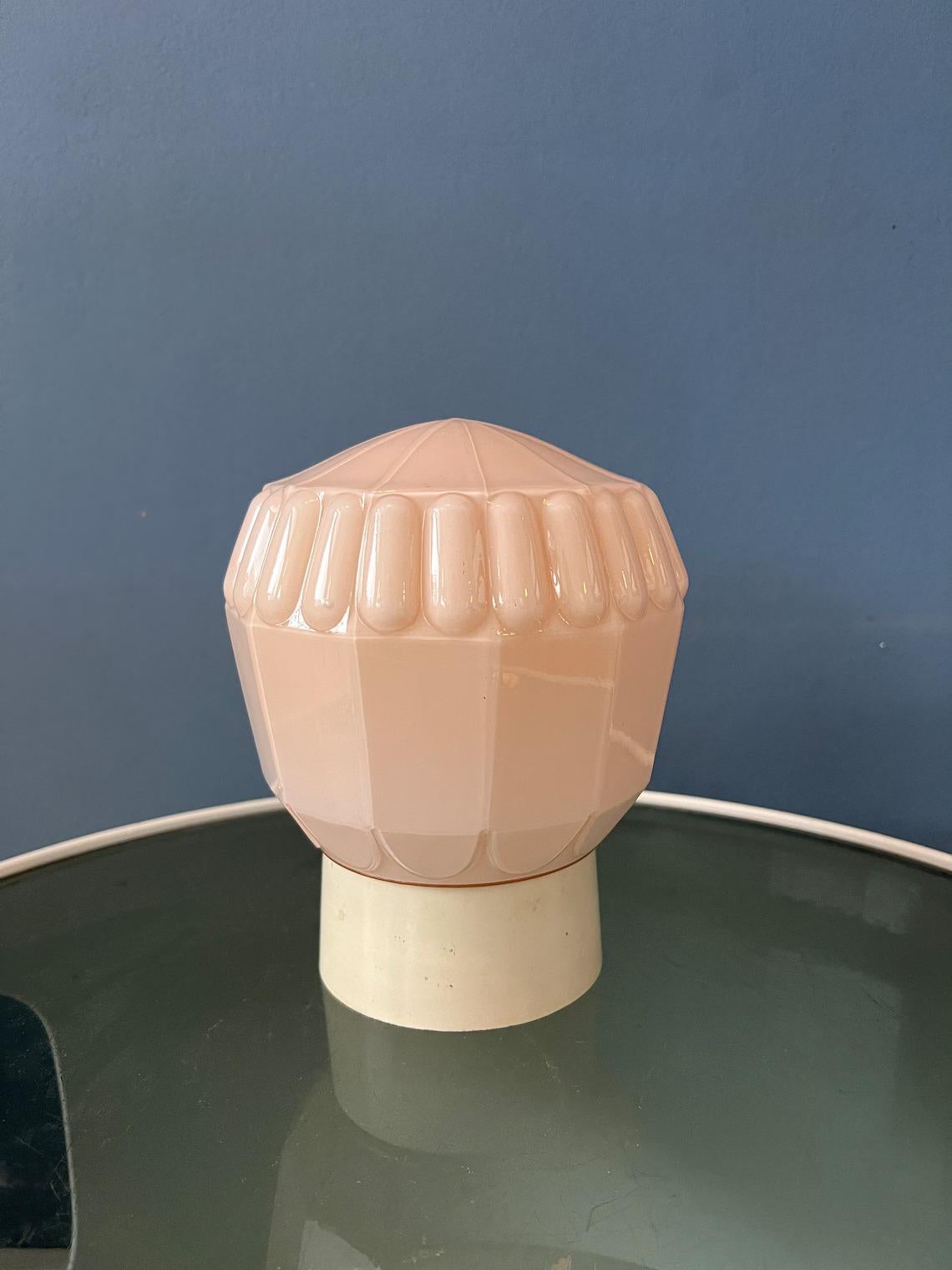 Very hip pink coloured and beautifully shaped thabur milk glass ceiling lamp. The lamp requires an E14 lightbulb.

Additional information:
Materials: Glass
Period: 1970s
Dimensions:Height: 17 cm
Diameter: 14 cm
Condition: Good. The lamp is still