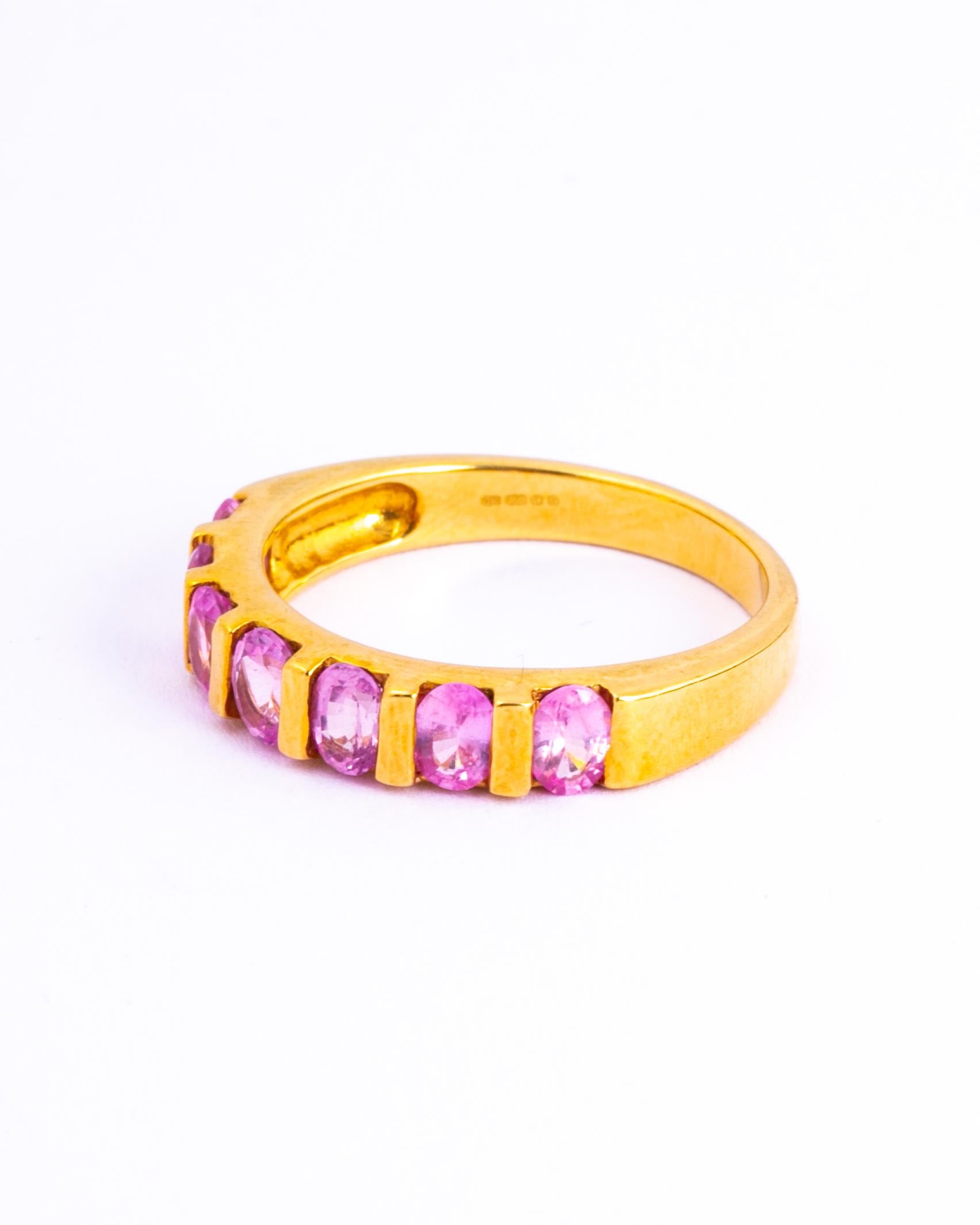Der Stil dieses Rings ist absolut fabelhaft! Die 20pt-Steine sind in Fassungen gefasst, die es ermöglichen, alle atemberaubenden rosa Turmalinsteine zu sehen. Der Ring ist aus 18-karätigem Gold modelliert, und dieses halbe Ewigkeitsband hat einen