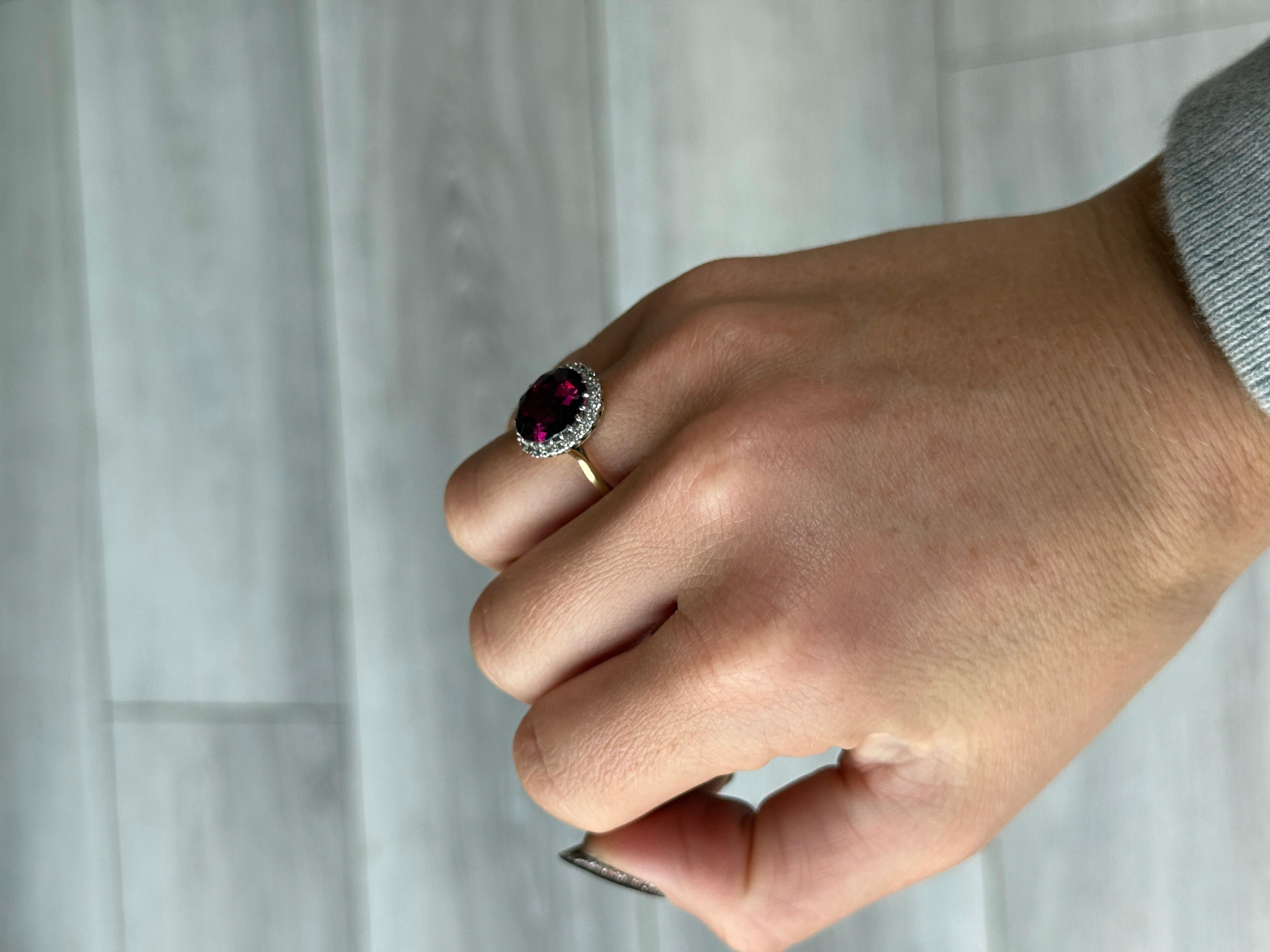 Questo straordinario mazzo contiene una tormalina rosa intenso di circa 4 carati. La pietra è custodita in una semplice montatura a griffe modellata in platino ed è circondata da un'aureola di diamanti per un totale di 20pt. 

Misura dell'anello: M