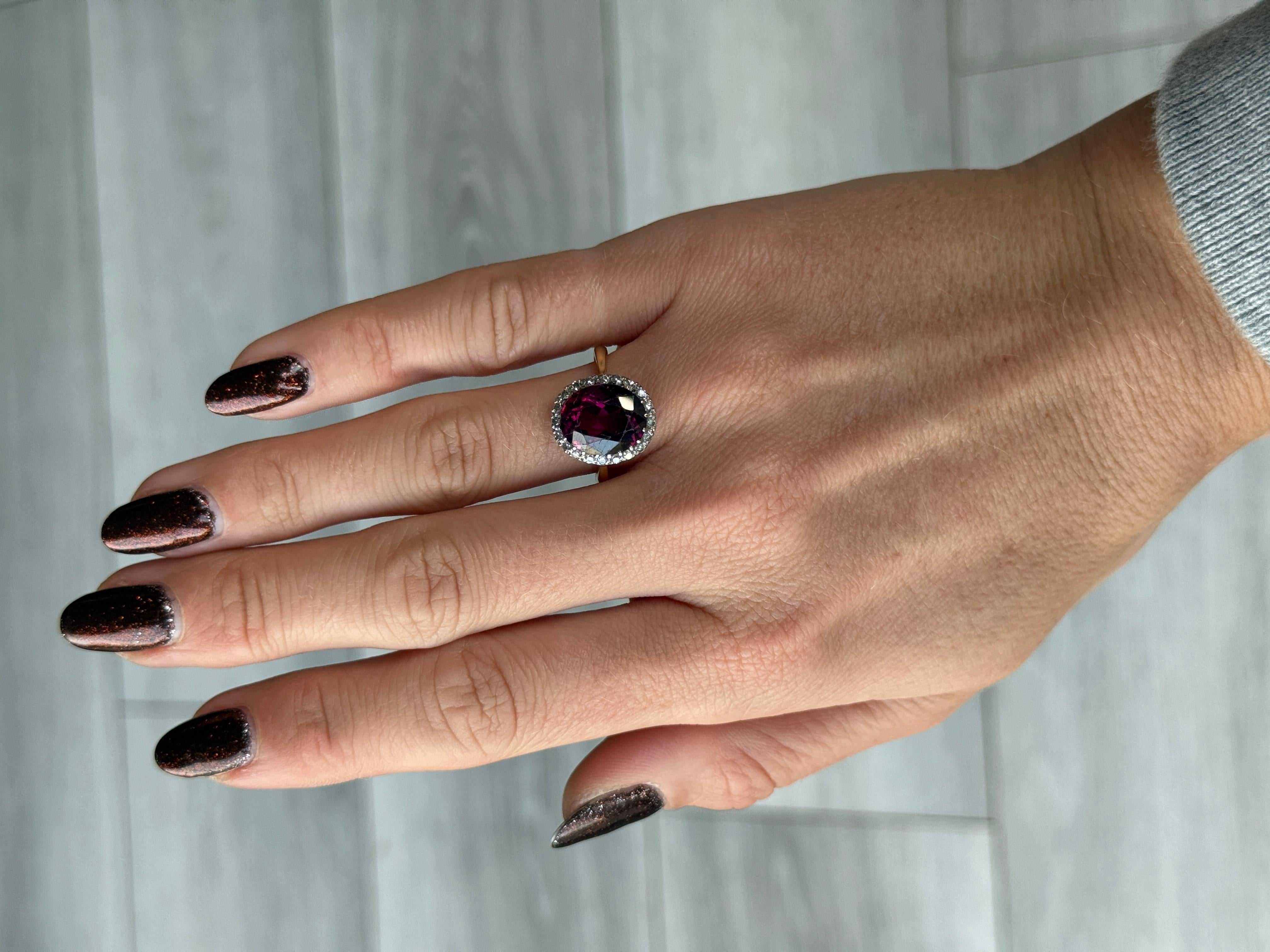 Taglio rotondo Anello a grappolo in oro 18 carati con tormalina rosa e diamanti d'epoca in vendita