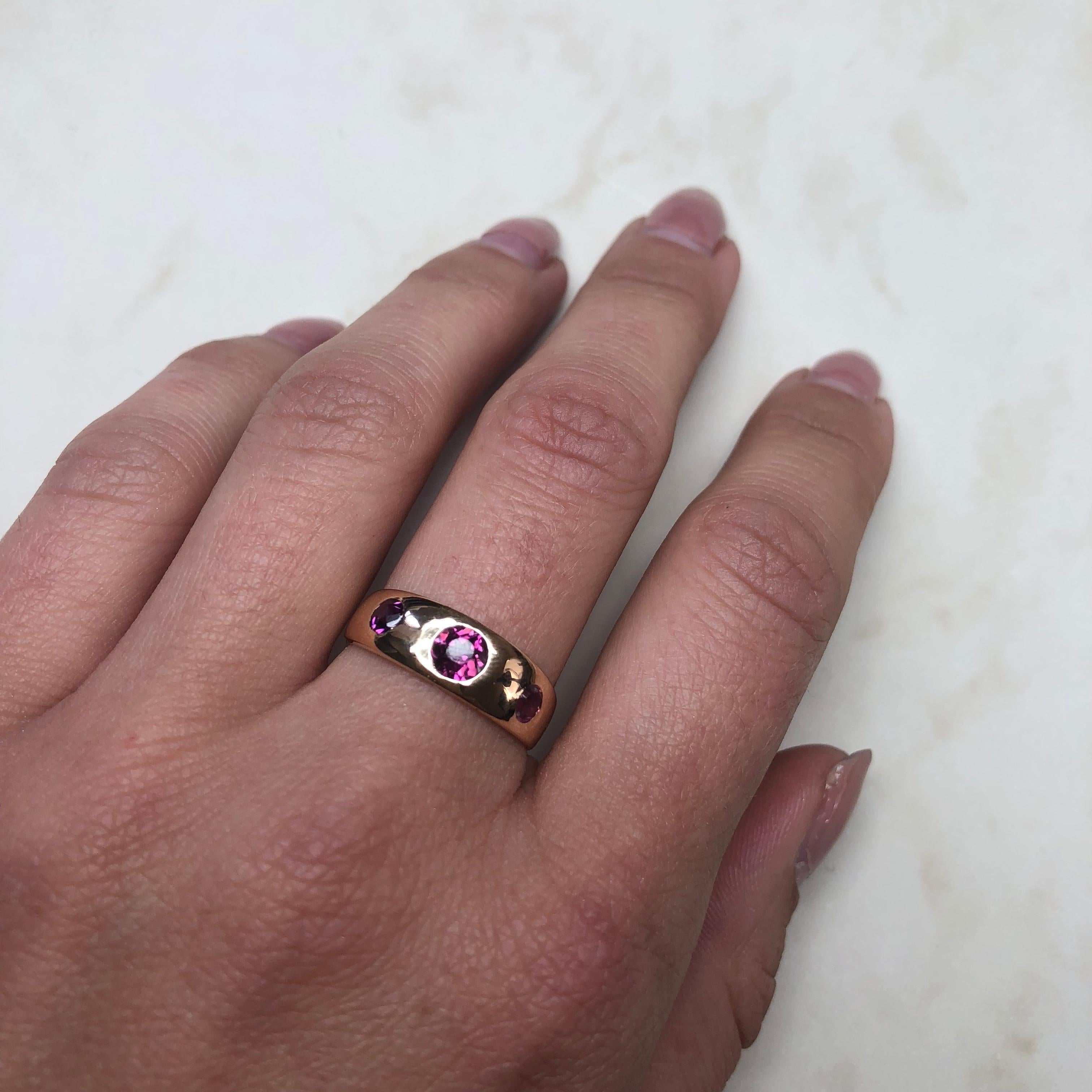 Vintage Pink Tourmaline Three-Stone 18 Carat Gold Band Ring In Excellent Condition In Chipping Campden, GB