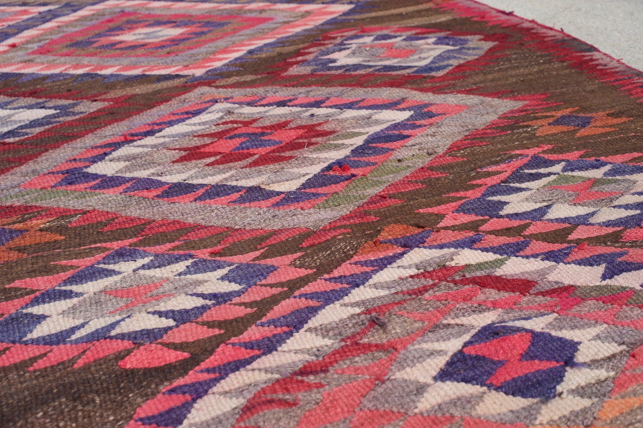 Rosafarbener Stammes-Kilim-Teppich (Handgewebt) im Angebot