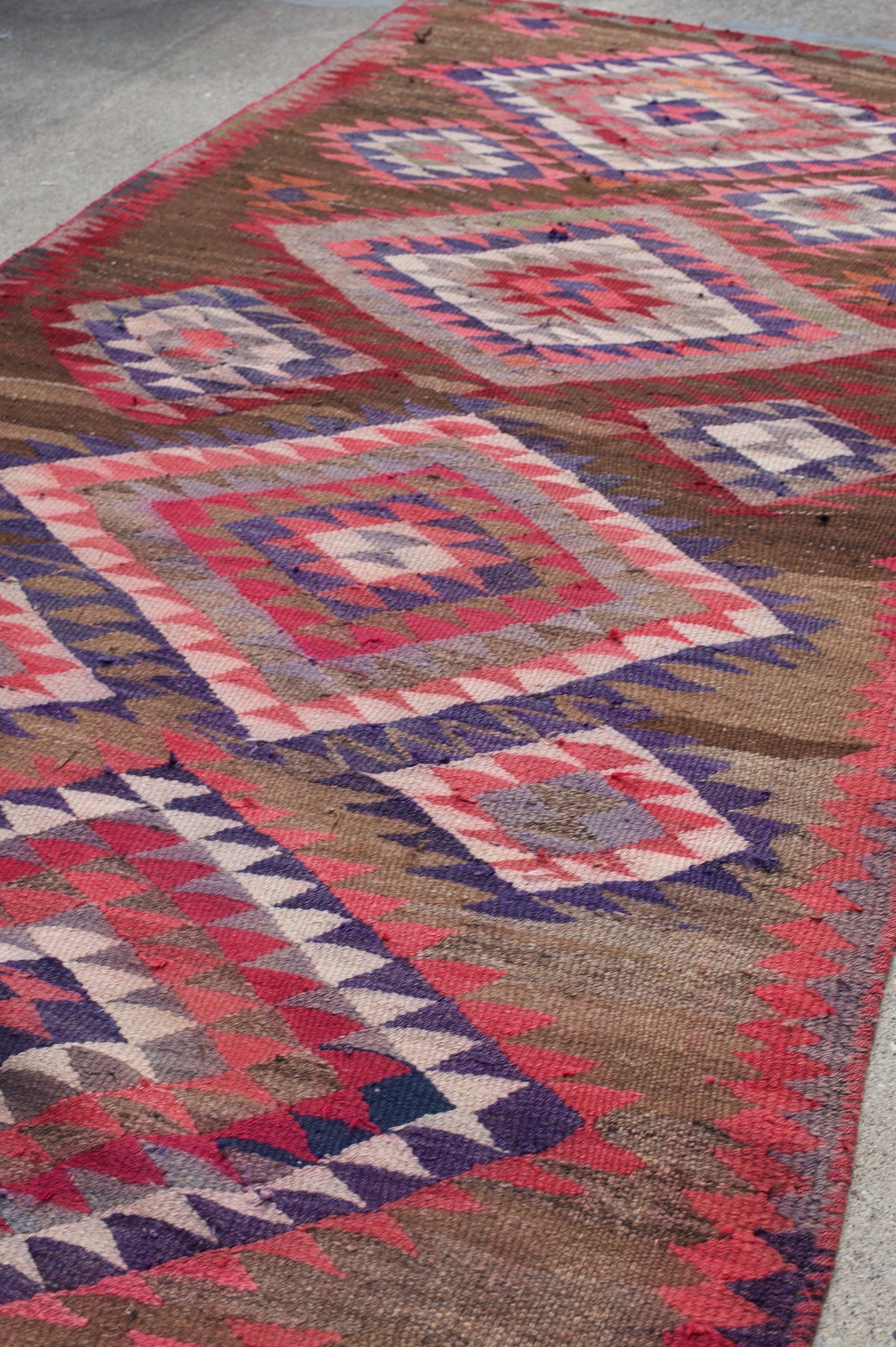 Rosafarbener Stammes-Kilim-Teppich im Zustand „Gut“ im Angebot in Milwaukee, WI