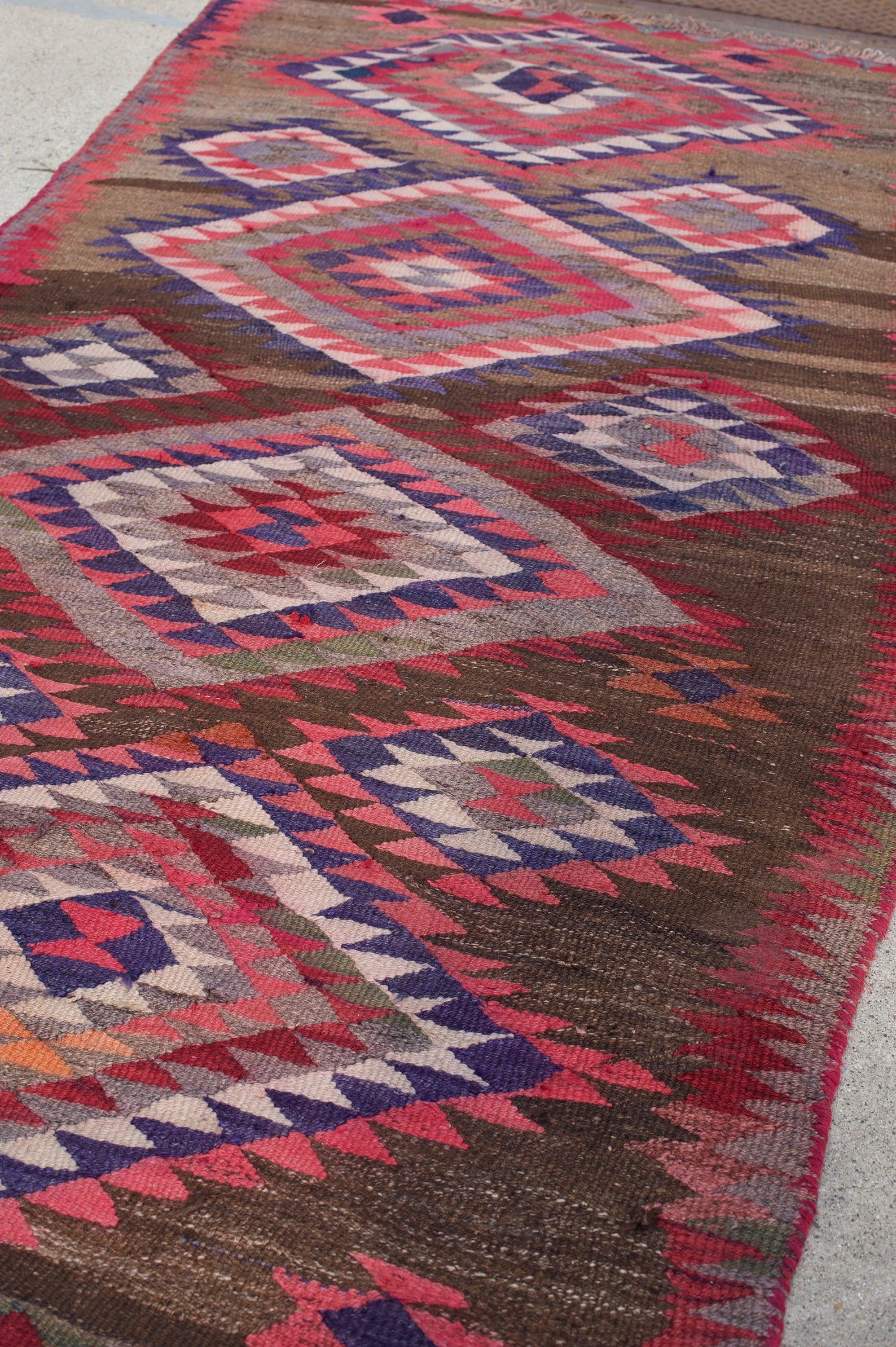 Rosafarbener Stammes-Kilim-Teppich (Mitte des 20. Jahrhunderts) im Angebot
