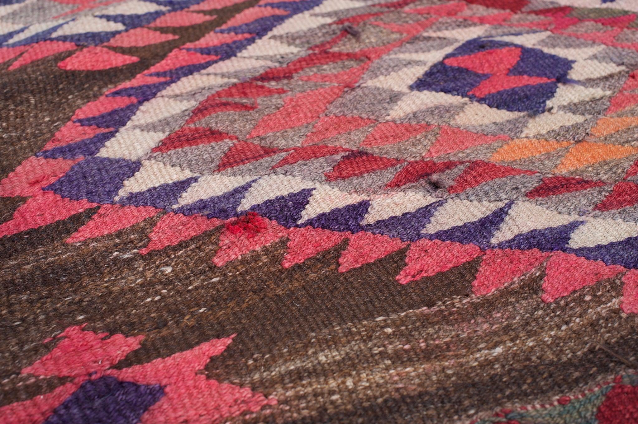 Rosafarbener Stammes-Kilim-Teppich (Wolle) im Angebot