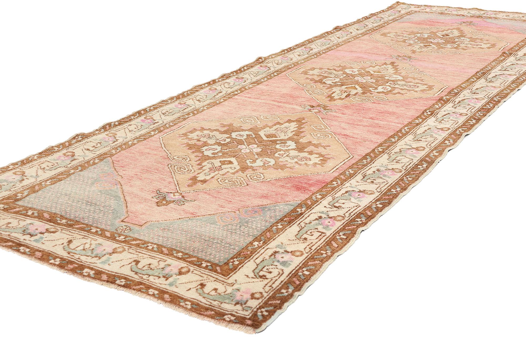 52805 Tapis turc Oushak Vintage Pink, 03'05 x 09'11. Les chemins de tapis turcs Oushak lavés à l'ancienne sont une variante des tapis traditionnels originaires de la région d'Oushak, dans l'ouest de la Turquie, qui subissent un processus de lavage